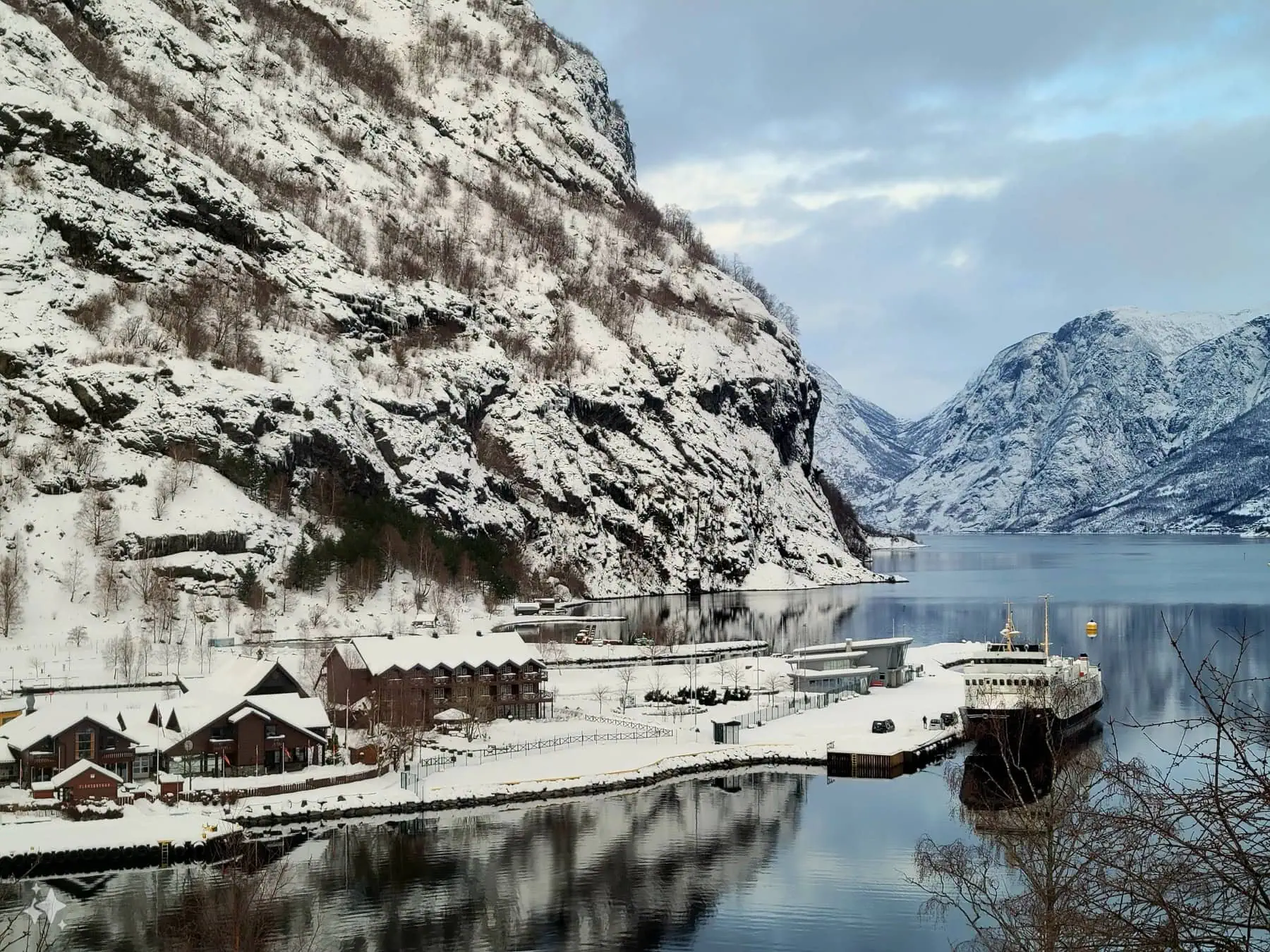 Kolej Flåmska (Flåmsbana): 7 wskazówek, co zobaczyć na najpiękniejszej trasie w 2026 3 Nocleg we Flåm
