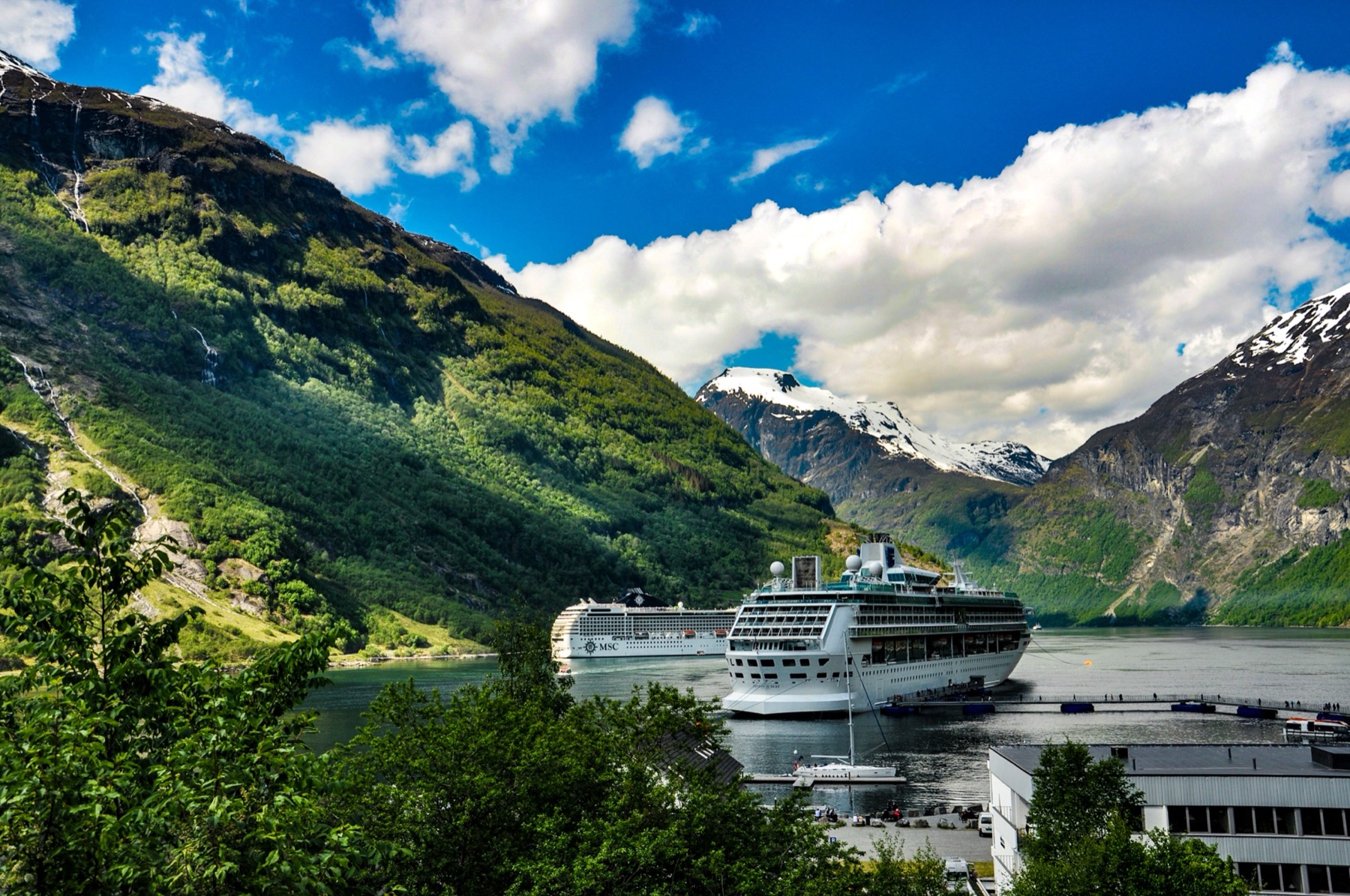 Geirangerfjord en Noruega: 8 cosas que ver y hacer en el fiordo más famoso 2 Geiranger en plena temporada alta