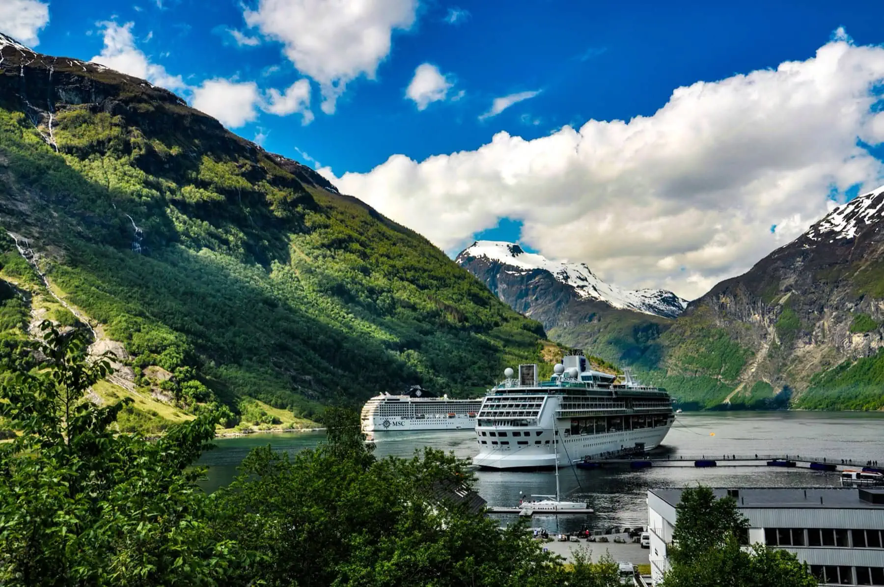Geirangerfjord Norvégia: 8 tipp, mit láss és csinálj a leghíresebb norvég fjordnál 2 Geiranger a főszezonban