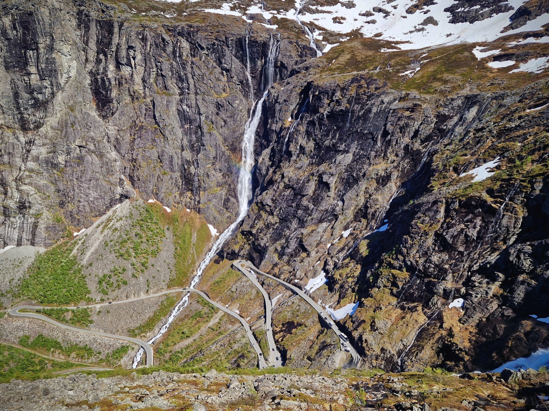 Geirangerfjord en Noruega: 8 cosas que ver y hacer en el fiordo más famoso 6 Curvas de Ørnesvingen (la Carretera del Águila)