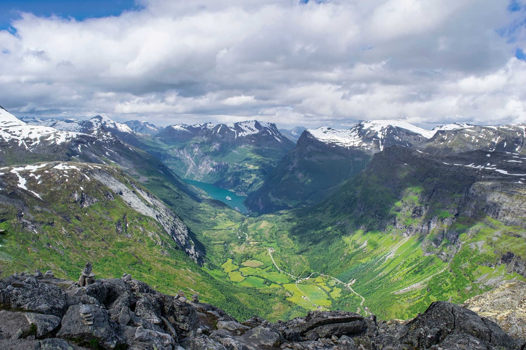 Geirangerfjord en Noruega: 8 cosas que ver y hacer en el fiordo más famoso 8 La granja de montaña Skageflå sobre el fiordo