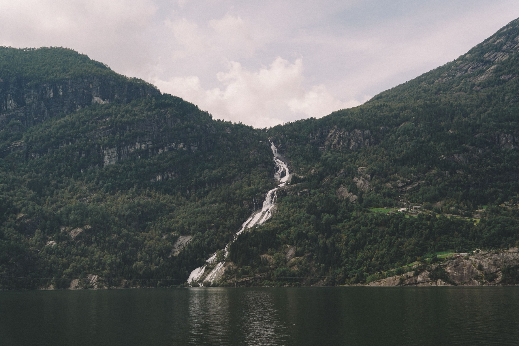 Geirangerfjord en Noruega: 8 cosas que ver y hacer en el fiordo más famoso 9 Cascada de Storseterfossen