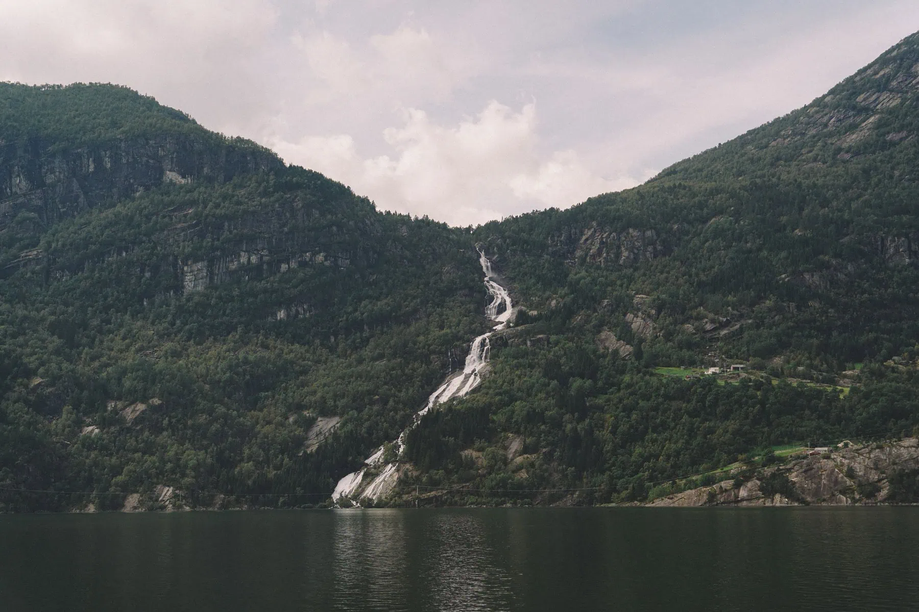 Geirangerfjord Norvégia: 8 tipp, mit láss és csinálj a leghíresebb norvég fjordnál 9 A Storseterfossen vízesés