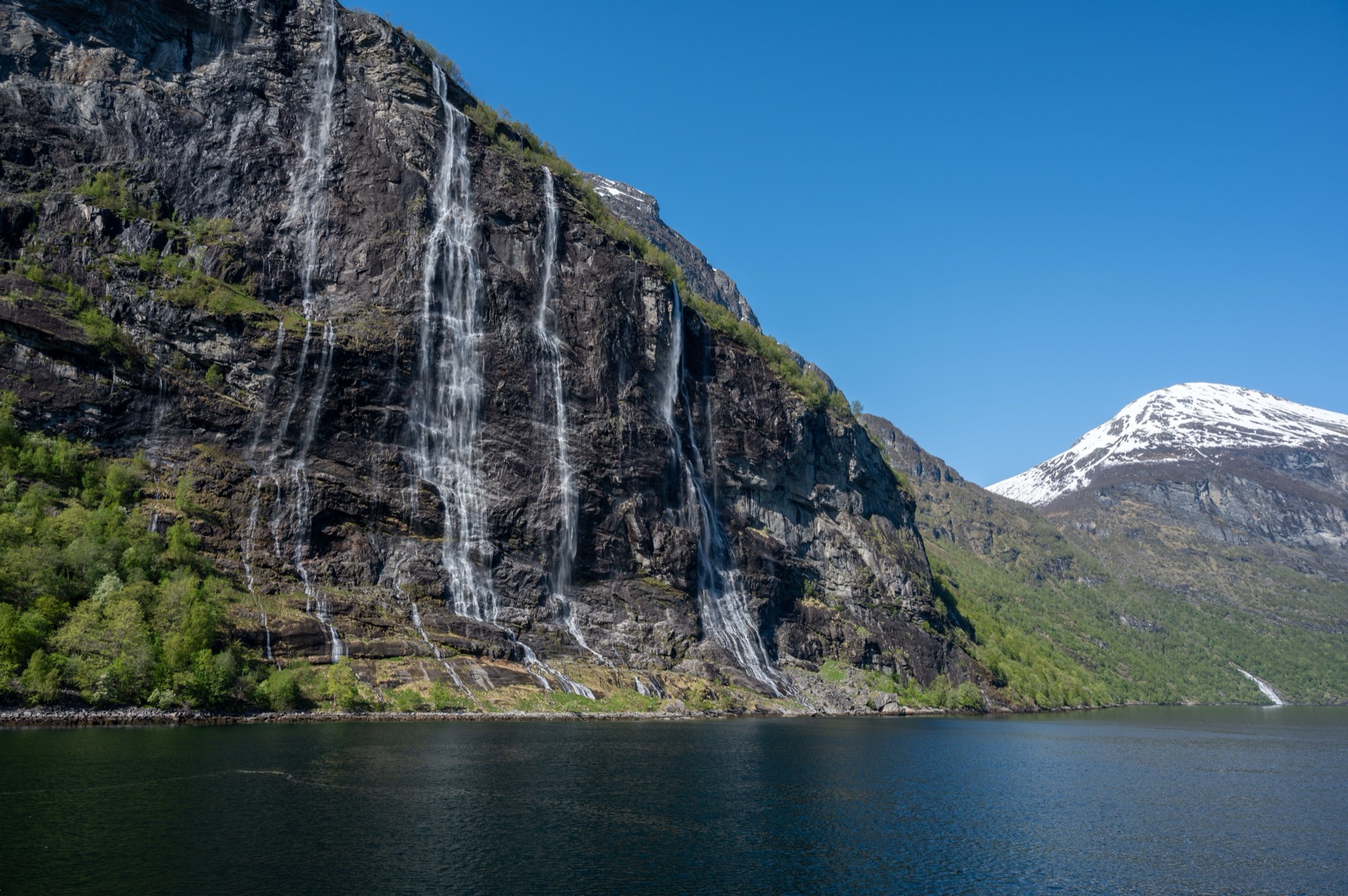 Geirangerfjord en Noruega: 8 cosas que ver y hacer en el fiordo más famoso 13 Cascada de las Siete Hermanas
