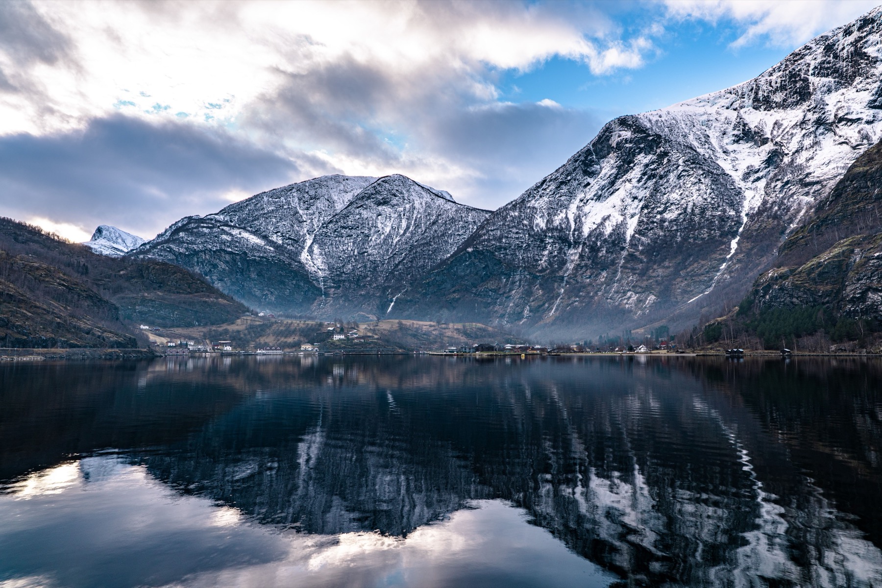 Hardangerfjord: 8 wskazówek, co zobaczyć nad owocowym fiordem w 2026 2 Nocleg nad Hardangerfjordem