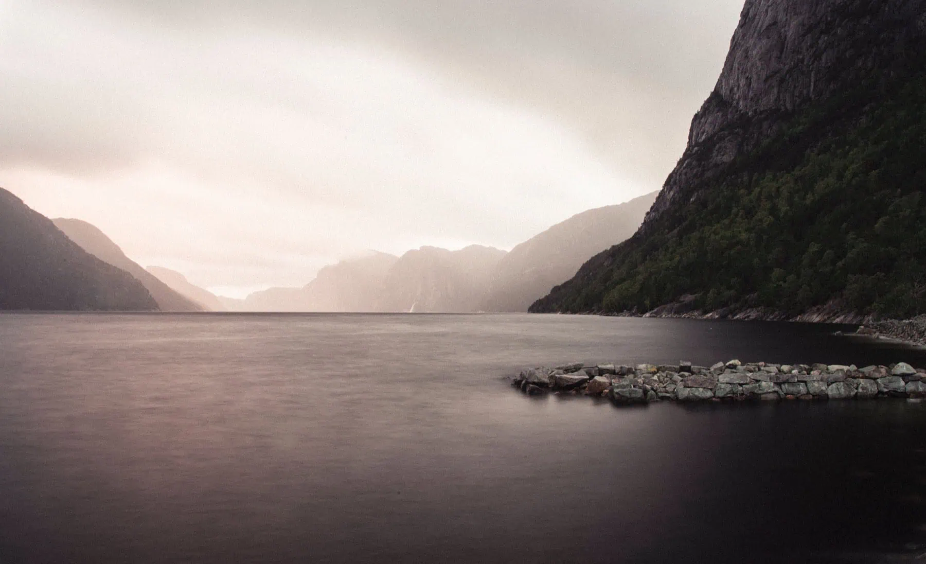 Hardangerfjord Norvégia: 8 tipp, mit érdemes látni a gyümölcsös fjordnál 2026-ban 3 Gyümölcsöskertek, falvak és túrák a Hardangerfjordnál