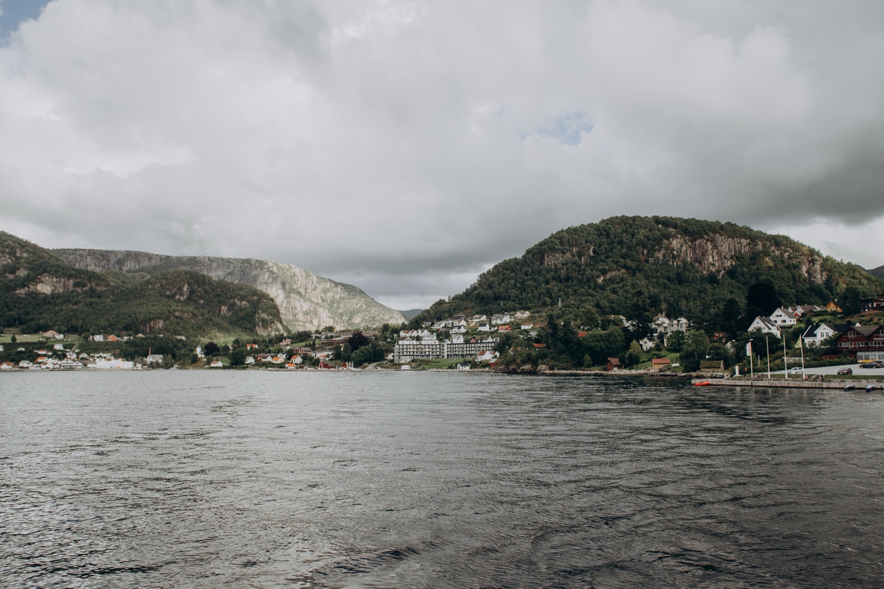 Hardangerfjord: 8 wskazówek, co zobaczyć nad owocowym fiordem w 2026 6 Wioski i płaskowyż Hardangervidda
