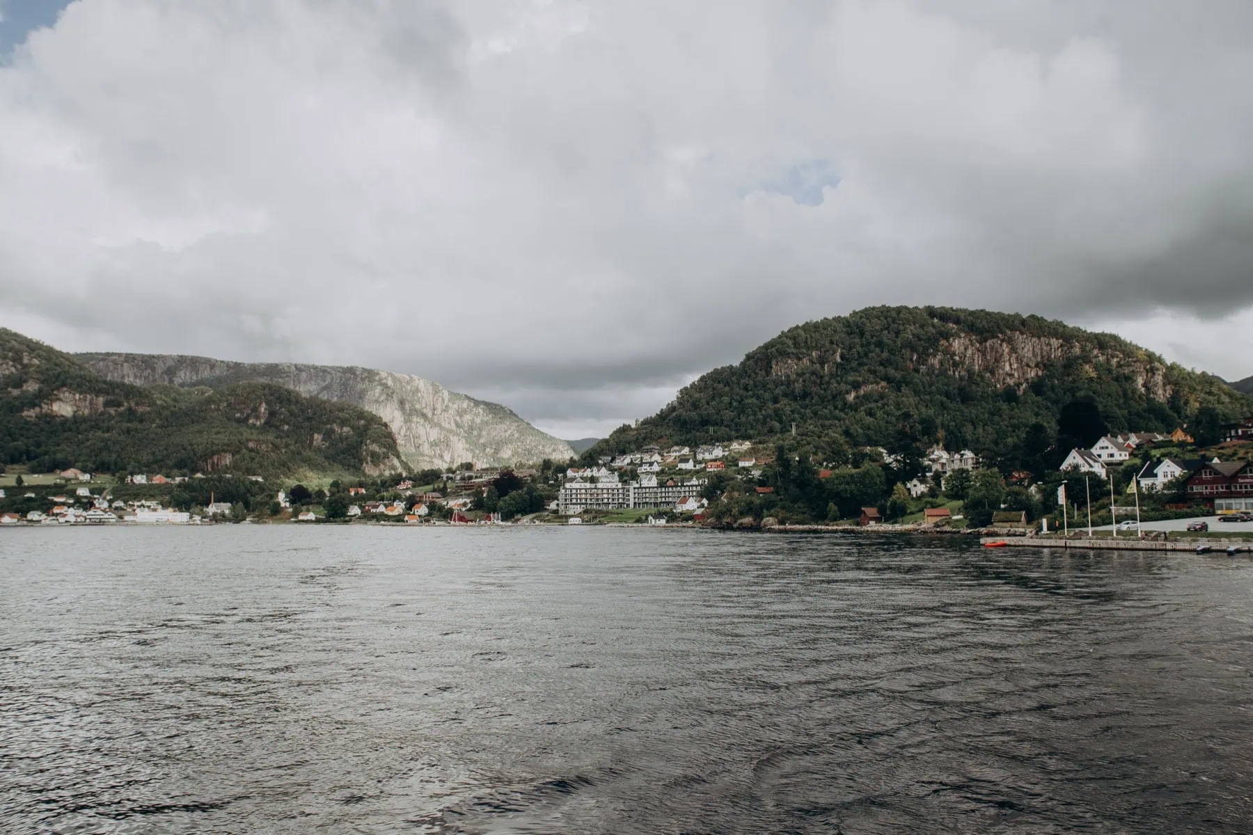 Hardangerfjord Norvégia: 8 tipp, mit érdemes látni a gyümölcsös fjordnál 2026-ban 6 Falvak és a Hardangervidda fennsík