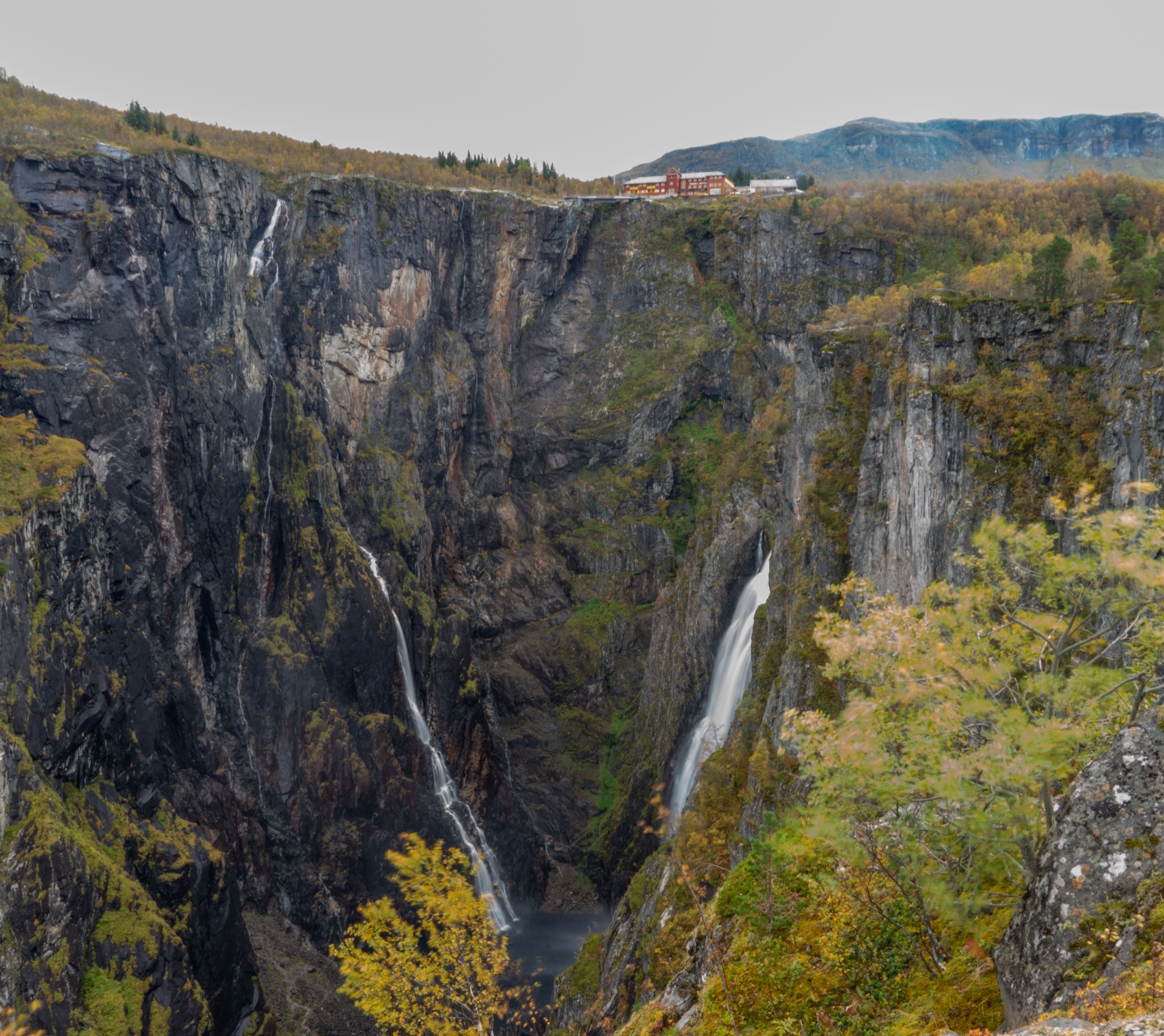 Hardangerfjord: 8 wskazówek, co zobaczyć nad owocowym fiordem w 2026 9 Vøringsfossen i most widokowy
