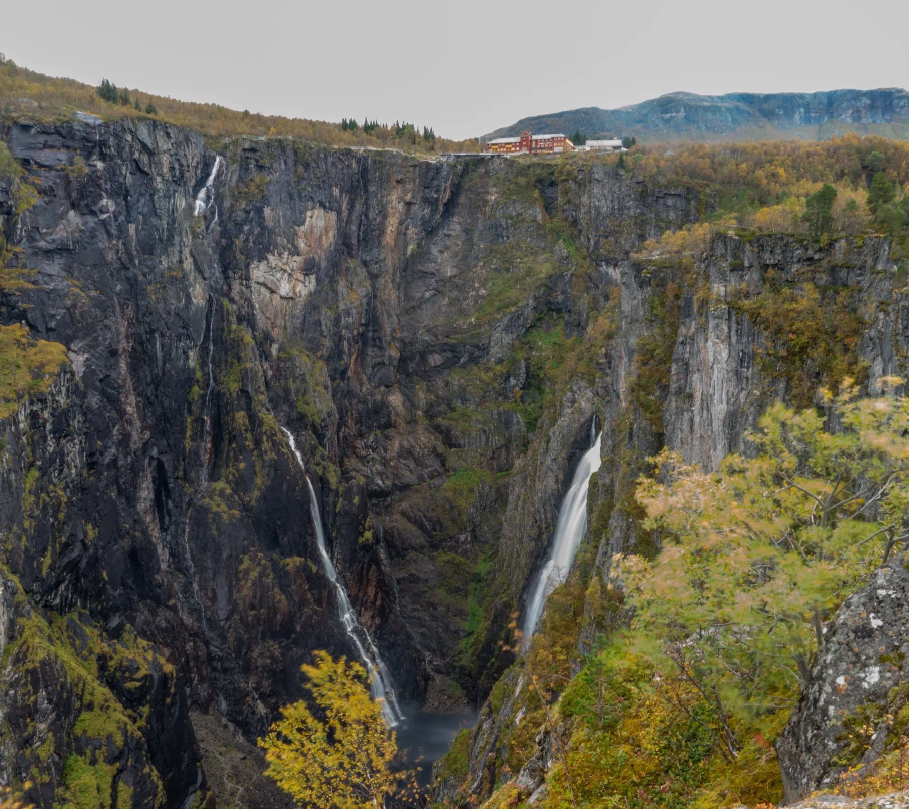 Hardangerfjord Norvégia: 8 tipp, mit érdemes látni a gyümölcsös fjordnál 2026-ban 9 A Vøringsfossen és a kilátóhíd