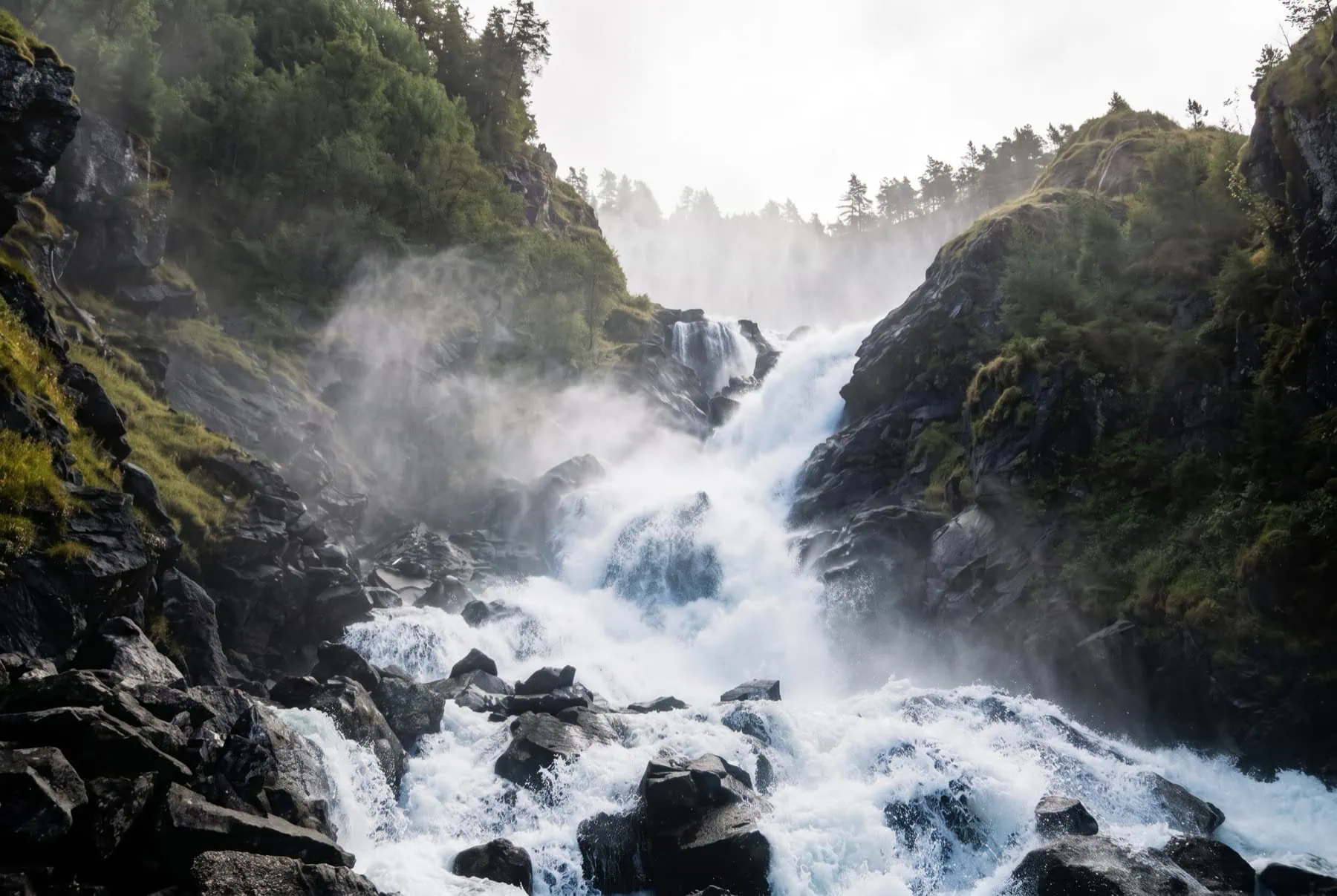 Hardangerfjord Norvégia: 8 tipp, mit érdemes látni a gyümölcsös fjordnál 2026-ban 11 A kettős Låtefossen vízesés