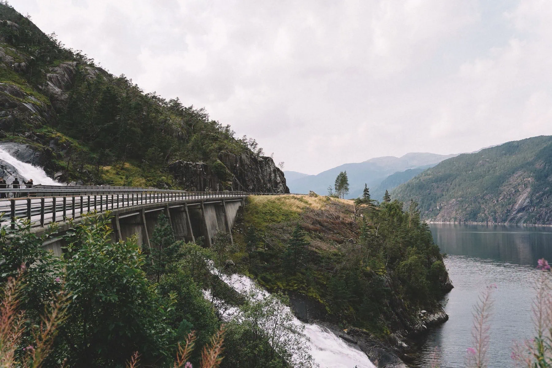 Hardangerfjord Norvégia: 8 tipp, mit érdemes látni a gyümölcsös fjordnál 2026-ban 13 Út a Hardangerfjordhoz
