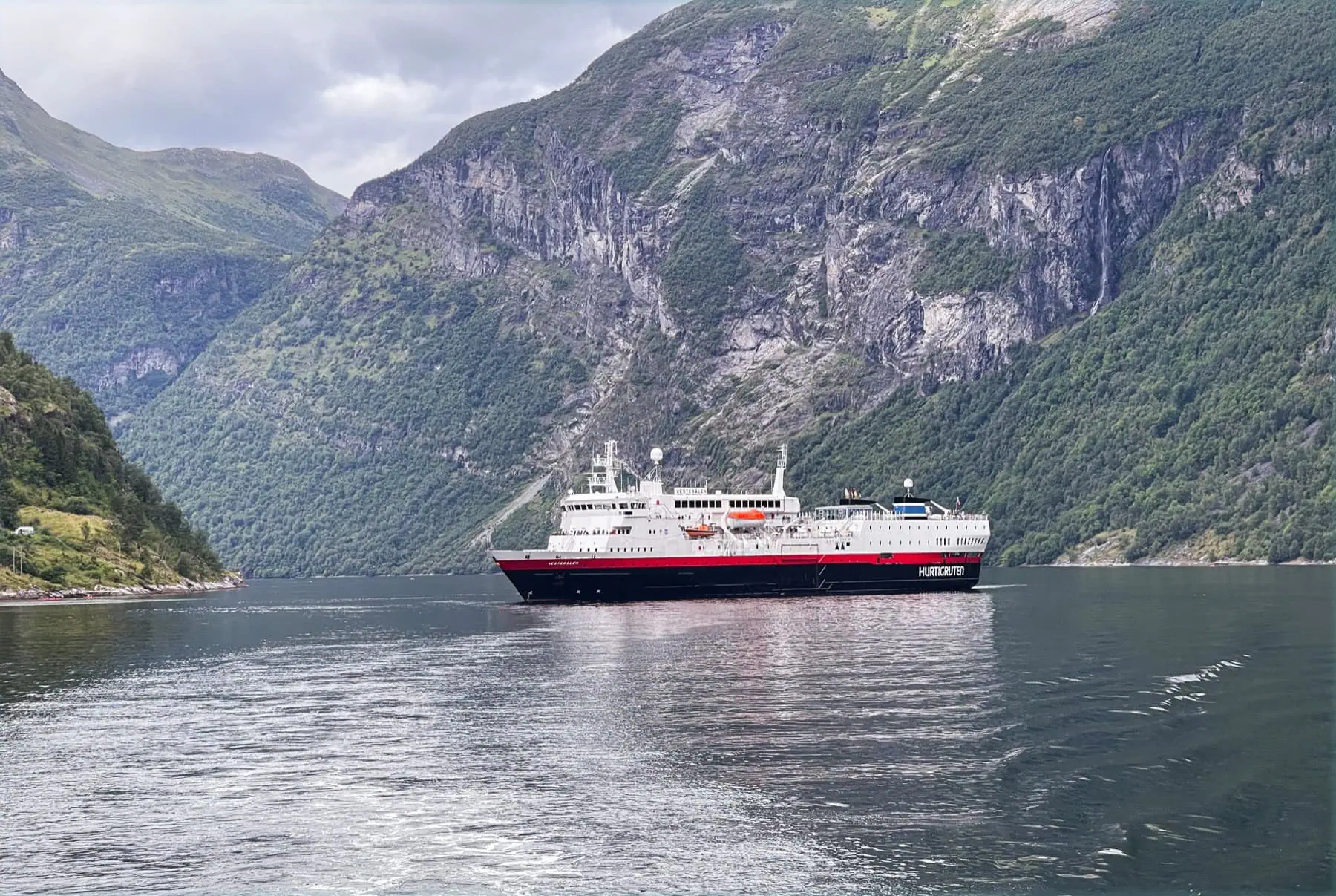 Hurtigruten Norway: 8 Things to Know About the Coastal Voyage in 2026 4 What Hurtigruten is and what you'll see along the way