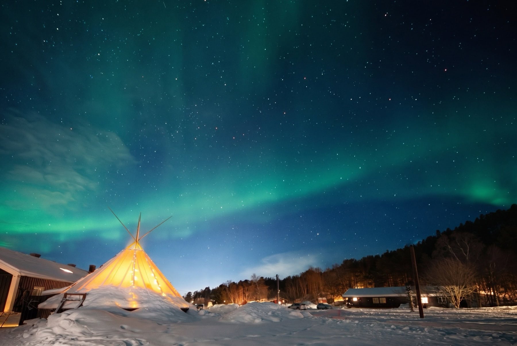 Hurtigruten: 8 lucruri de știut despre croaziera pe coasta Norvegiei în 2026 8 Aurora boreală deasupra coastei Norvegiei