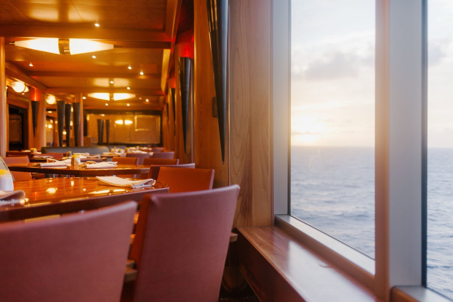 Hurtigruten: 8 lucruri de știut despre croaziera pe coasta Norvegiei în 2026 12 Cabine și mâncare la bord