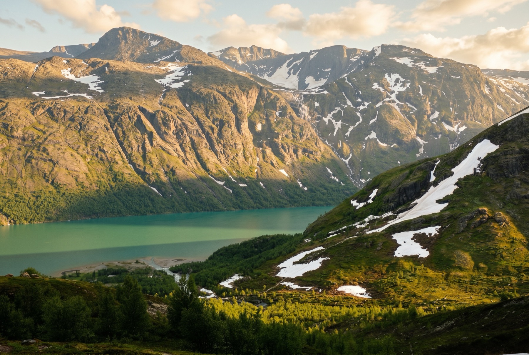 Jotunheimen: 8 tipů, co vidět v domově obrů a nejvyšších horách Norska 4 Hřeben Besseggen mezi jezery