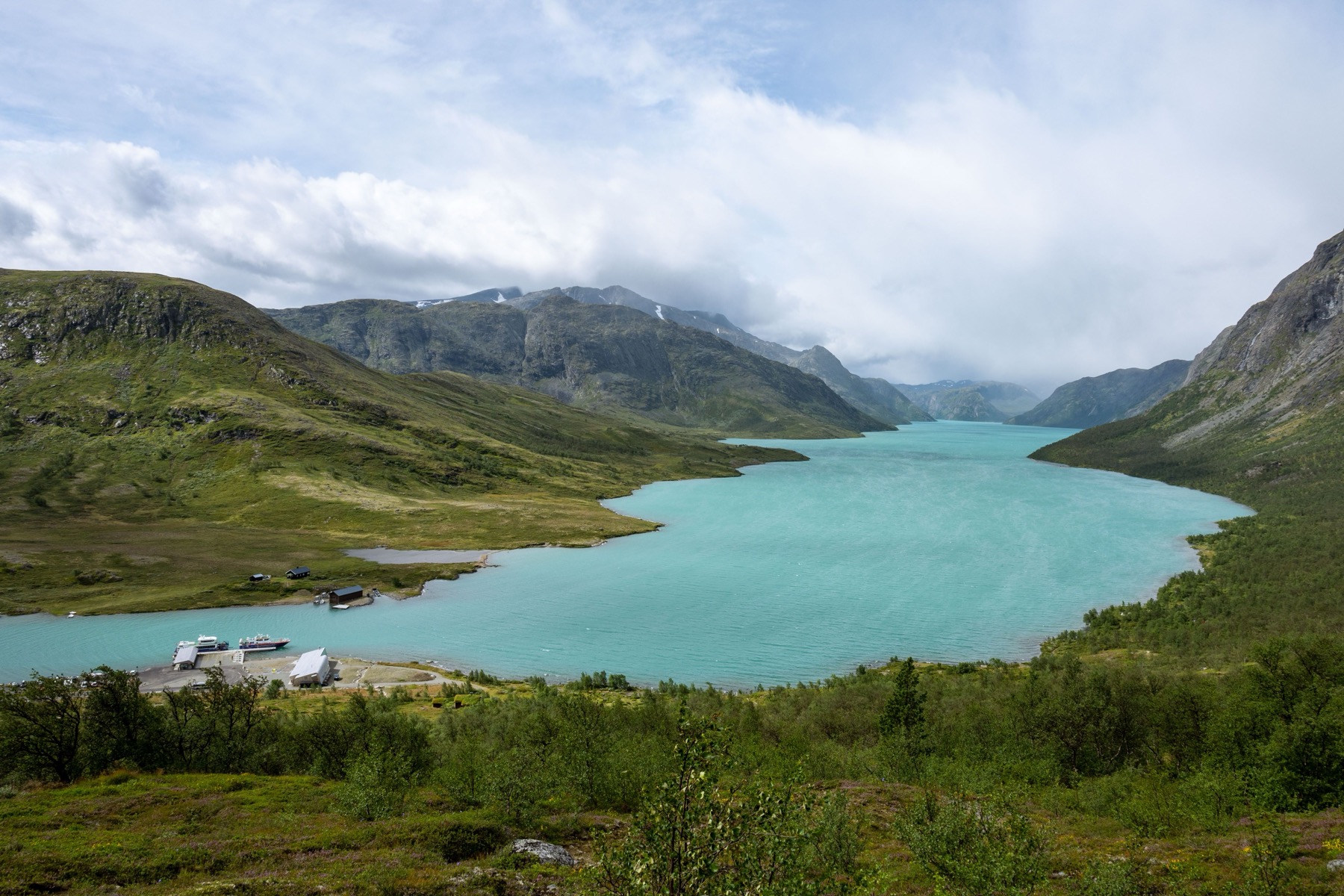 Jotunheimen: 8 tipů, co vidět v domově obrů a nejvyšších horách Norska 9 Jezero Gjende a lodní doprava