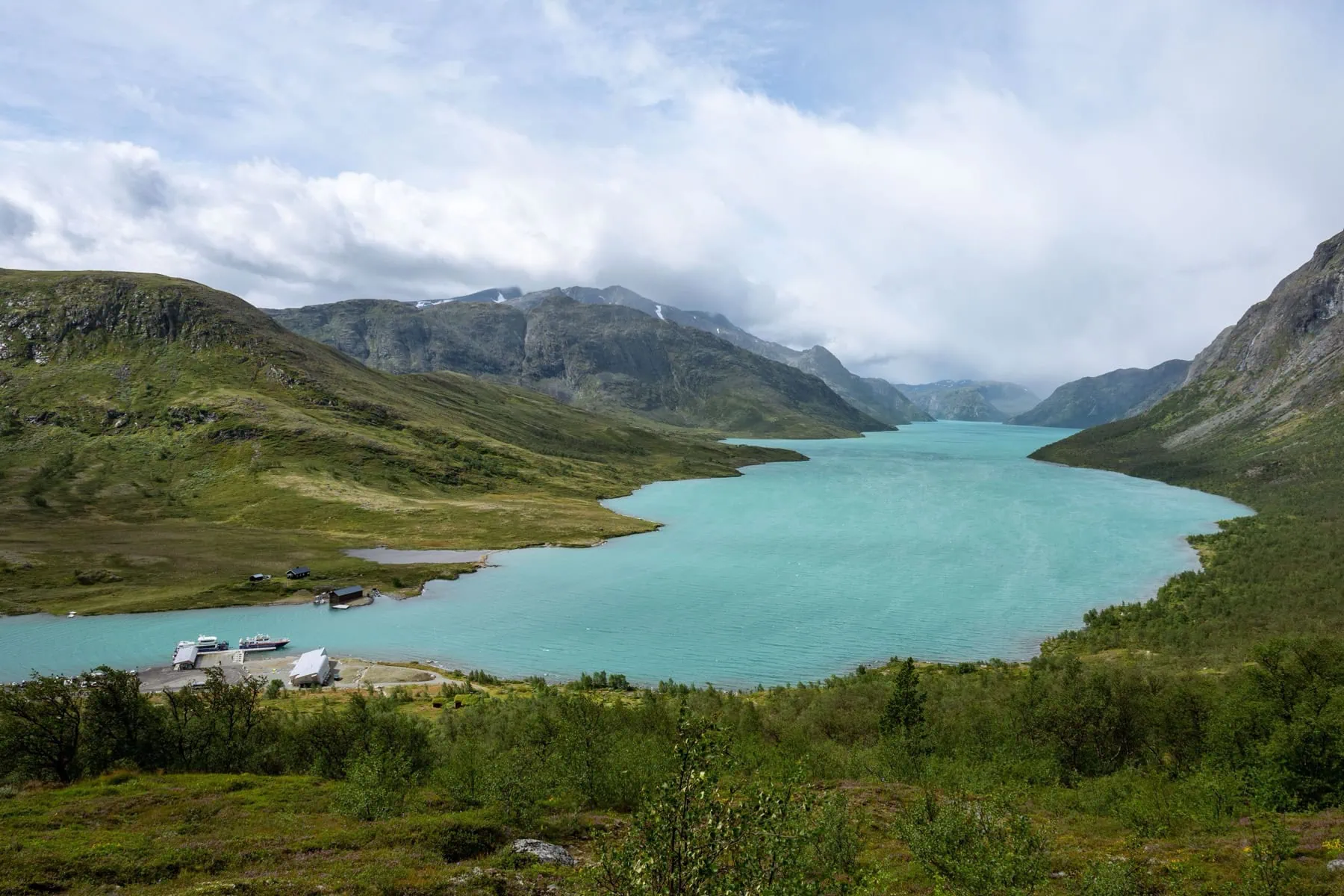 Jotunheimen: 8 tipov, čo vidieť v domove obrov a najvyšších horách Nórska 9 Jazero Gjende a lodná doprava