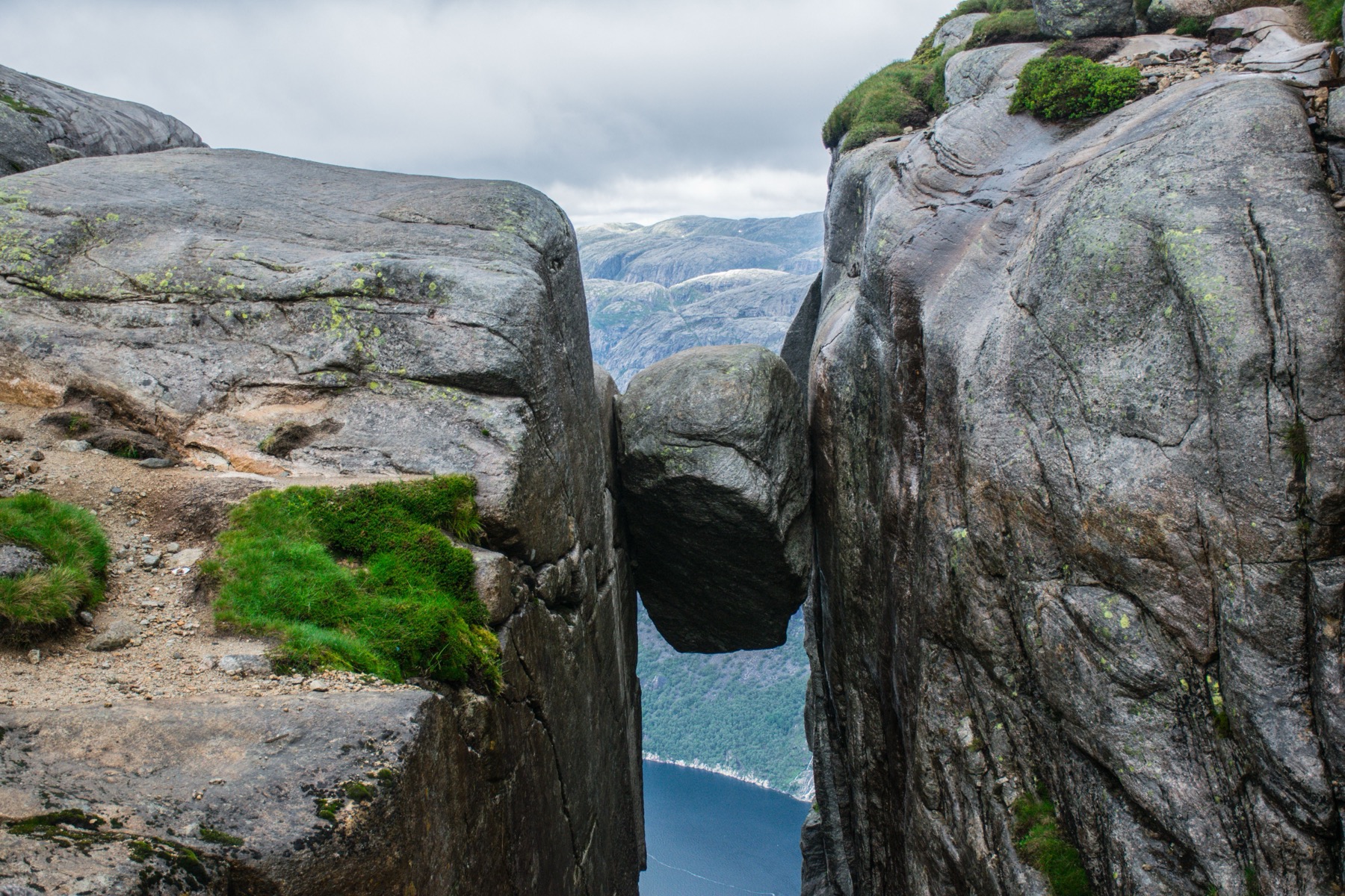 Kjeragbolten a Lysefjord: 7 tipů, co vidět a dělat kolem 4 Výstup na Kjeragbolten a okolí Lysefjordu