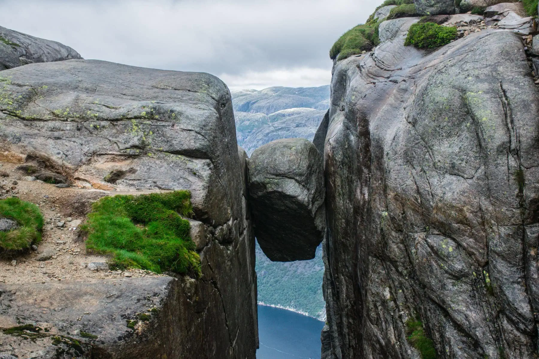 Kjeragbolten a Lysefjord: 7 tipů, co vidět a dělat kolem 4 Výstup na Kjeragbolten a okolí Lysefjordu