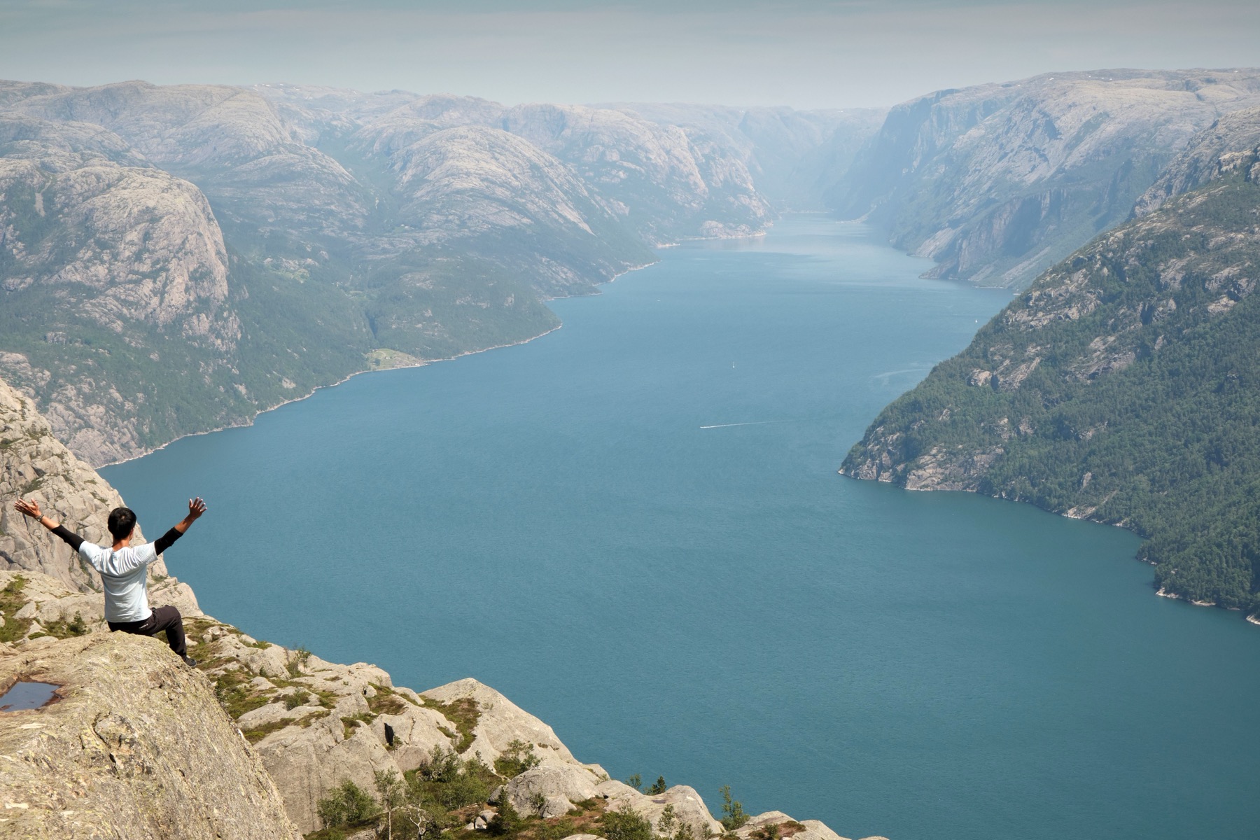 Kjeragbolten a Lysefjord: 7 tipů, co vidět a dělat kolem 5 Balvan Kjeragbolten v rozsedlině