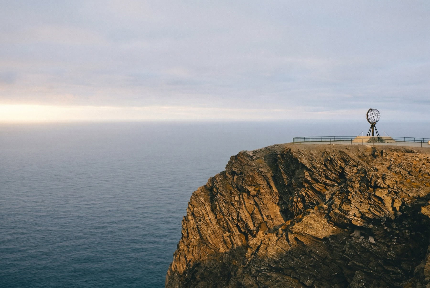 Nordkapp Norvegia: ce să vezi în cel mai nordic punct al Europei în 2026 1 Capul Nord Nordkapp cu globul de oțel