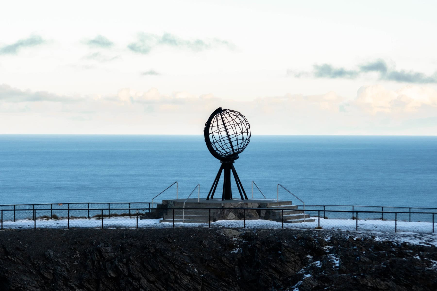 Nordkapp Norvegia: ce să vezi în cel mai nordic punct al Europei în 2026 5 Stânca Nordkapp și globul