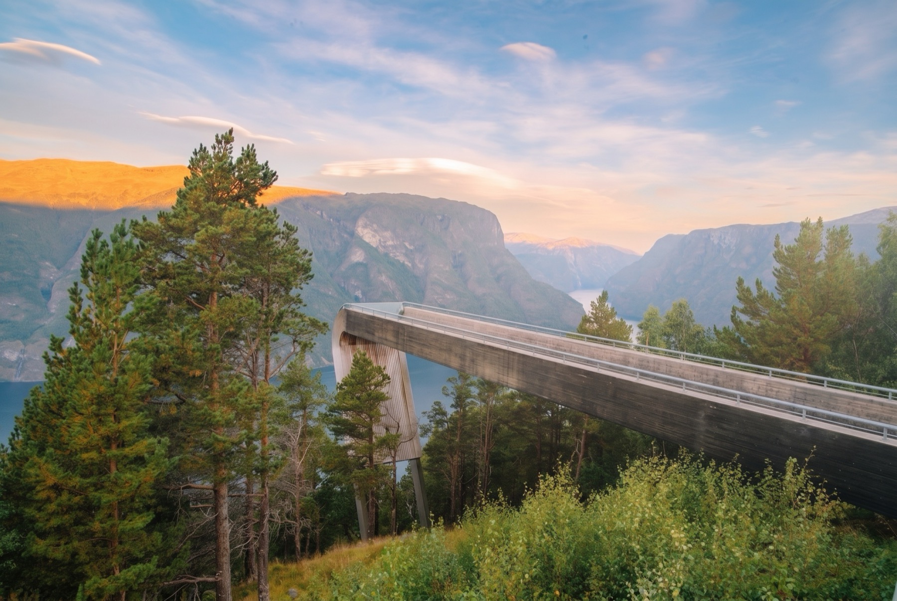 Norwegische Fjorde: Die 12 schönsten, die du 2026 sehen solltest 9 Aussichtspunkt Stegastein über dem Aurlandsfjord
