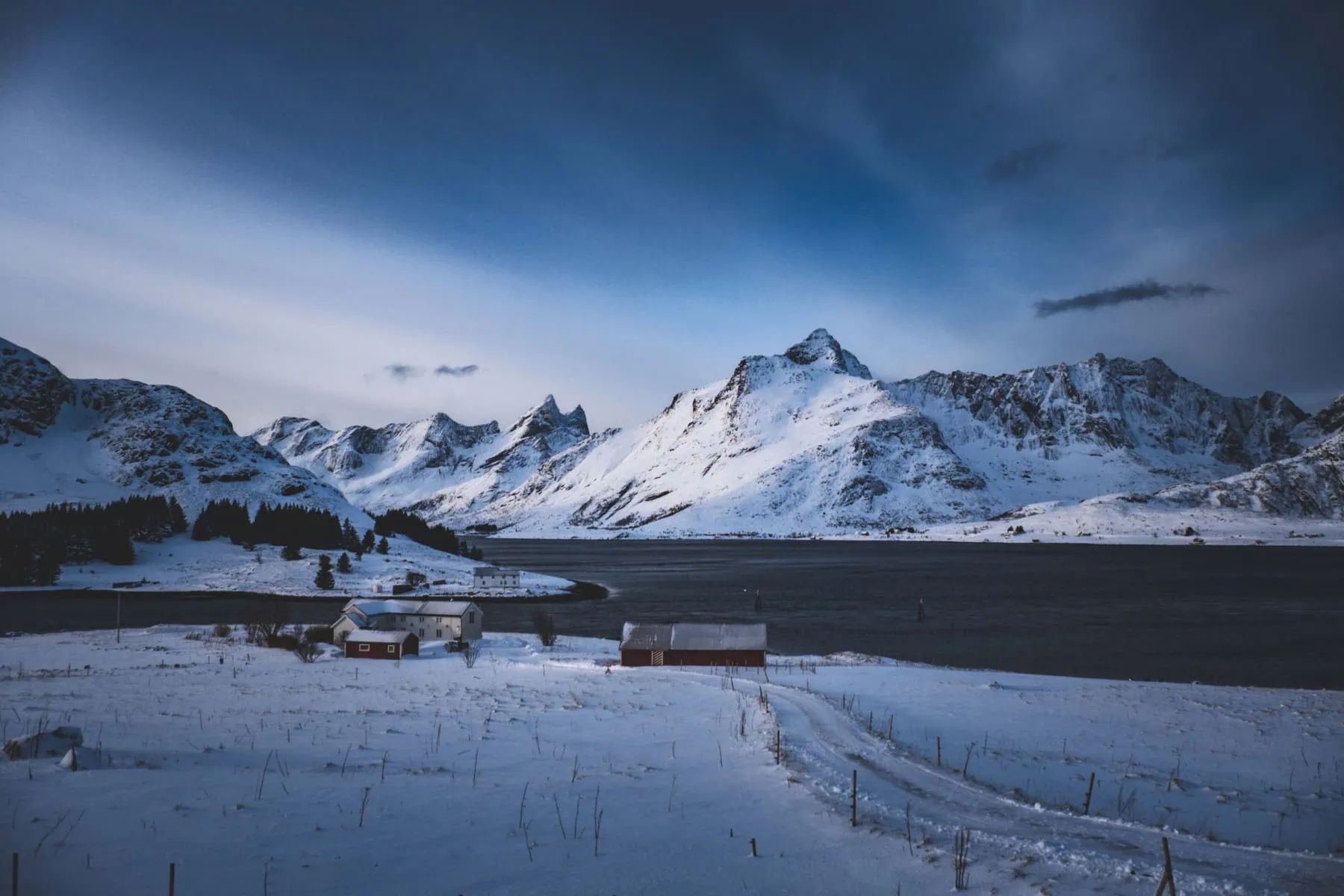 Norvég fjordok: a 12 legszebb, amit 2026-ban látnod kell 19 A keskeny Trollfjord