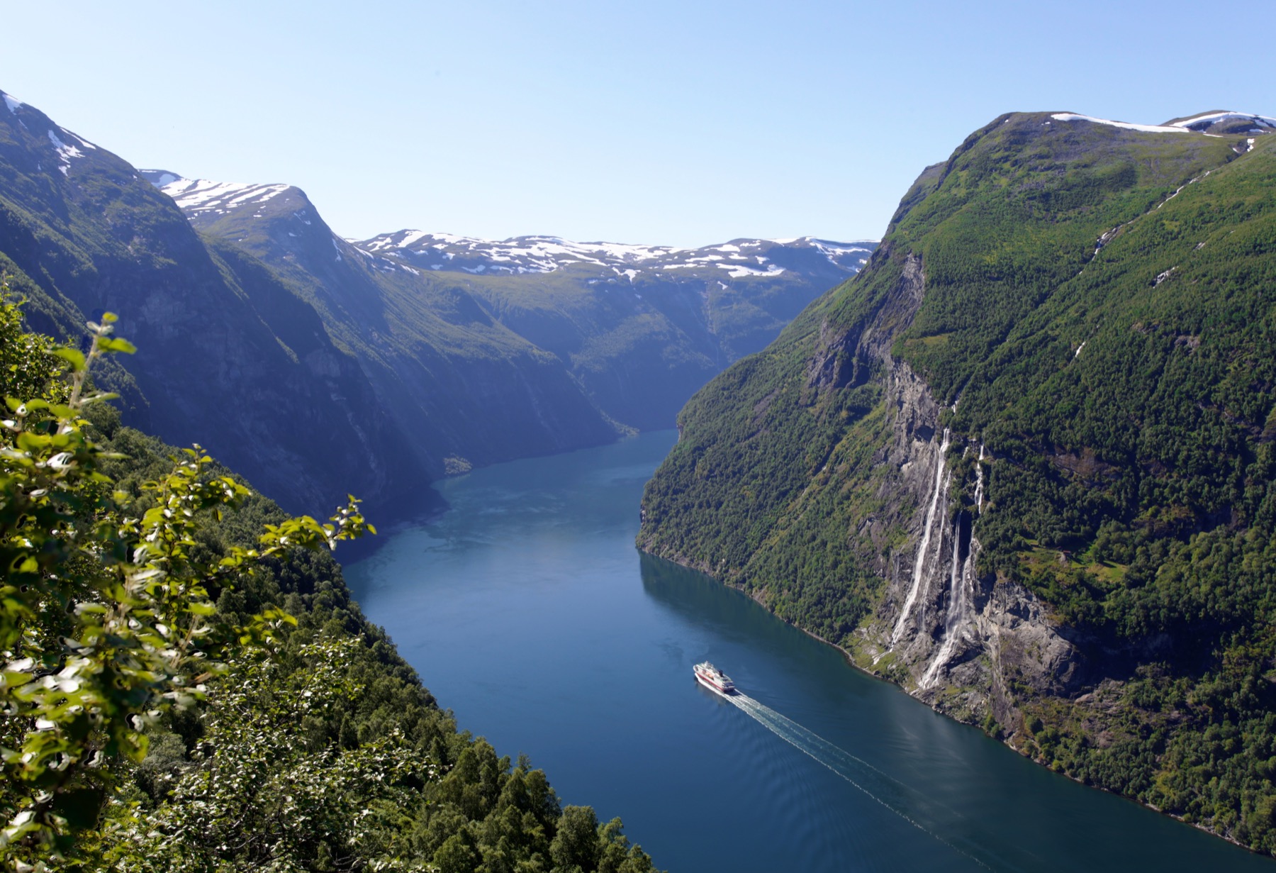 Norwegische Fjorde: Die 12 schönsten, die du 2026 sehen solltest 25 Bootstour über den Fjord