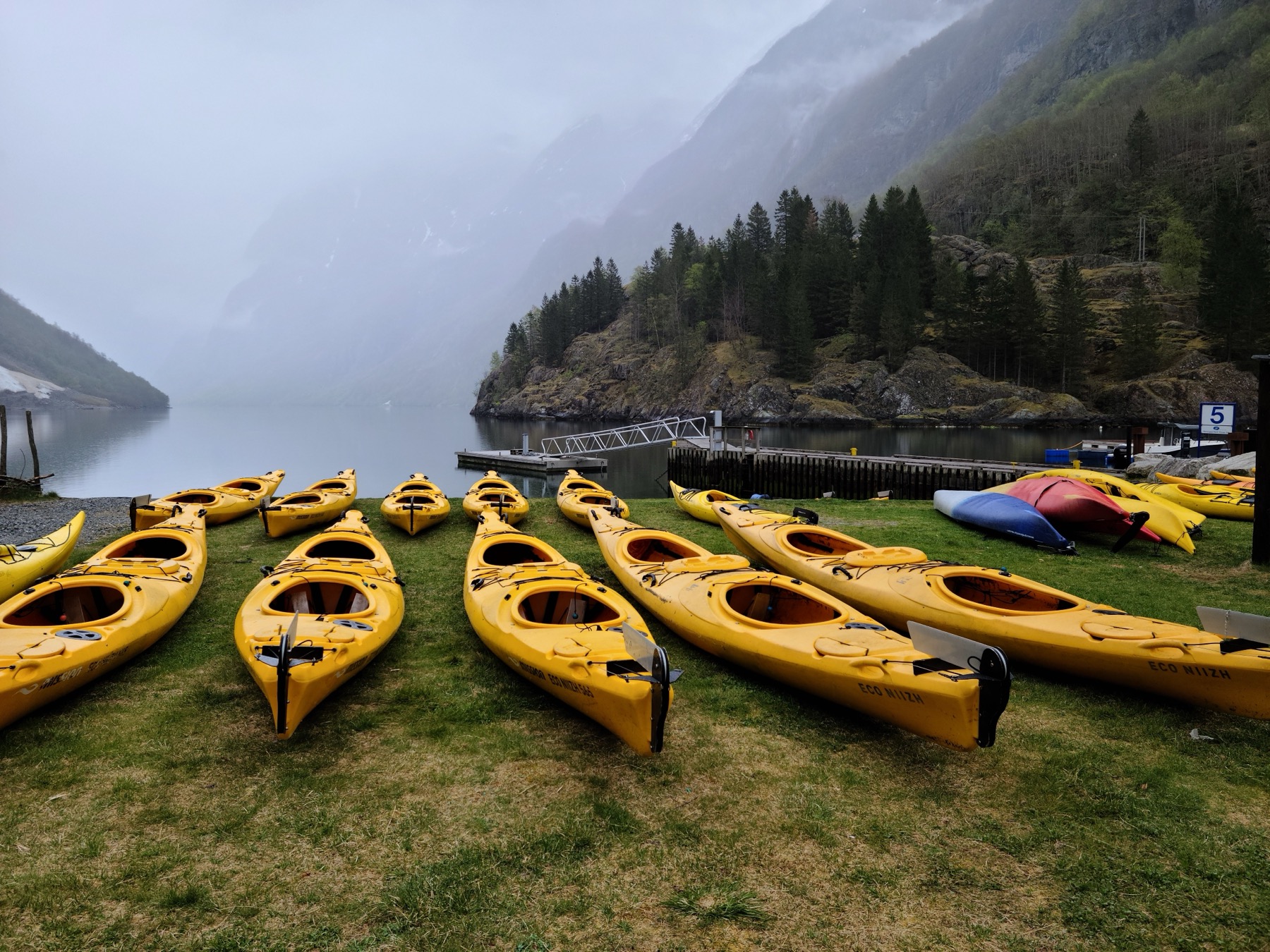 Norwegische Fjorde: Die 12 schönsten, die du 2026 sehen solltest 27 Kajak auf einem norwegischen Fjord