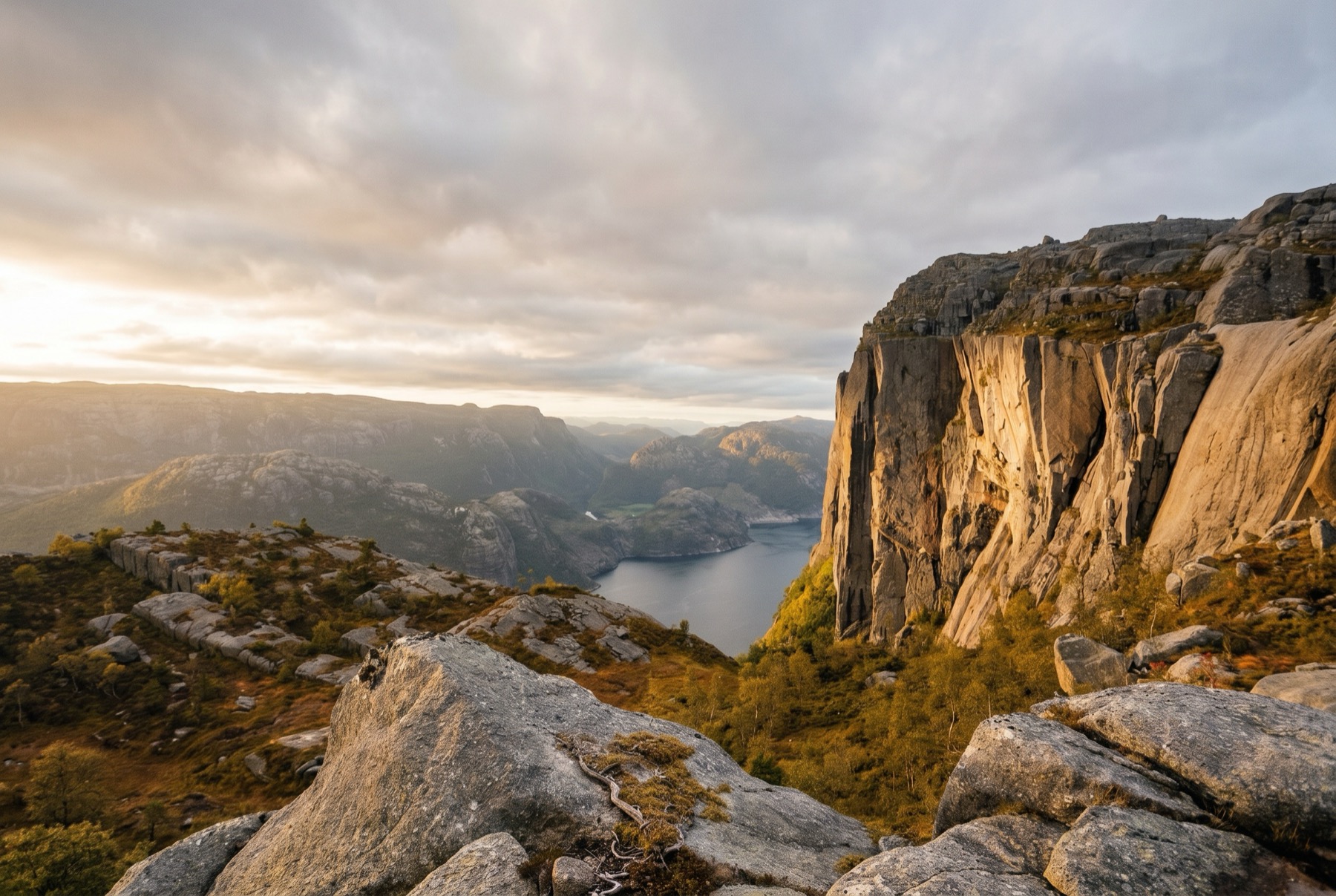 Preikestolen, płaska skała nad Lysefjordem w Norwegii