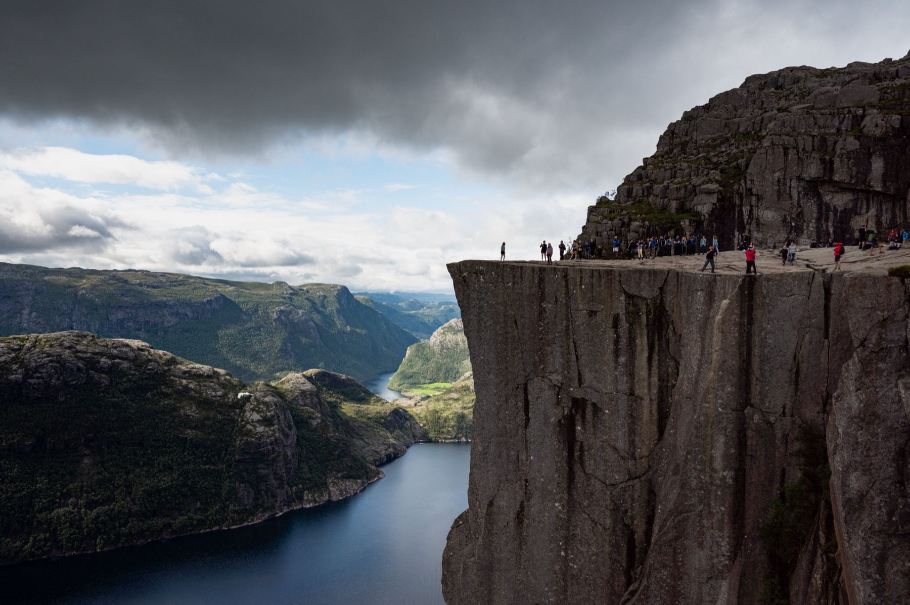 Preikestolen en Norvège : la randonnée vers le Pulpit Rock pas à pas en 2026 4 L'ascension vers le Pulpit Rock