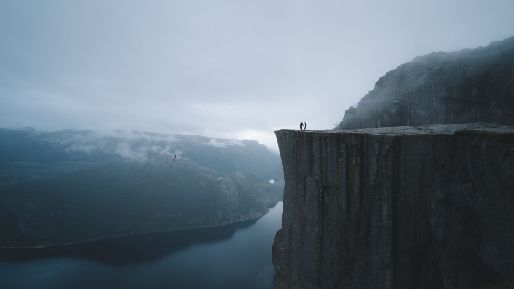Preikestolen en Norvège : la randonnée vers le Pulpit Rock pas à pas en 2026 5 La plateforme du Preikestolen au-dessus du fjord