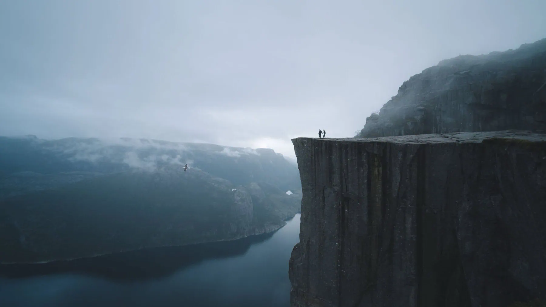 Preikestolen: túra a Szószékre lépésről lépésre 2026-ban 5 A Preikestolen platója a fjord felett