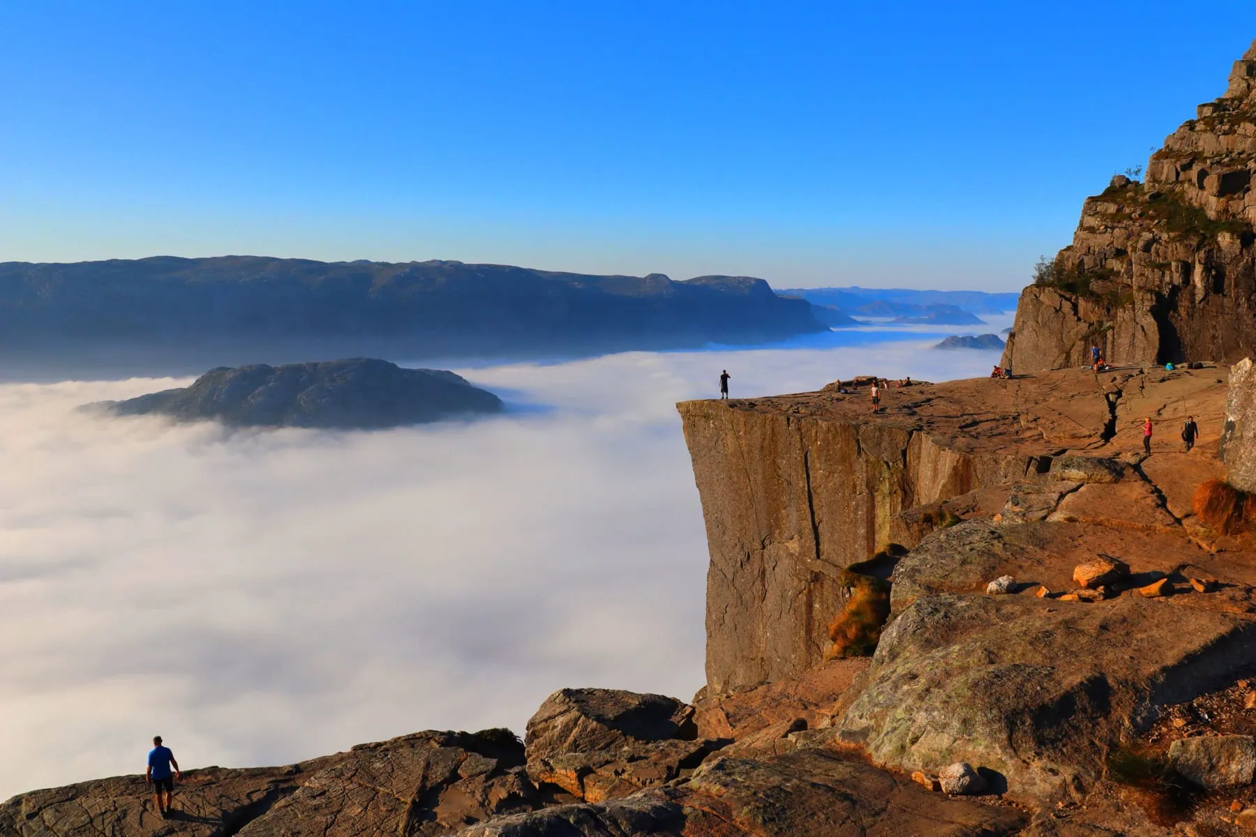 Preikestolen: túra a Szószékre lépésről lépésre 2026-ban 8 Reggeli kilátás tömeg nélkül