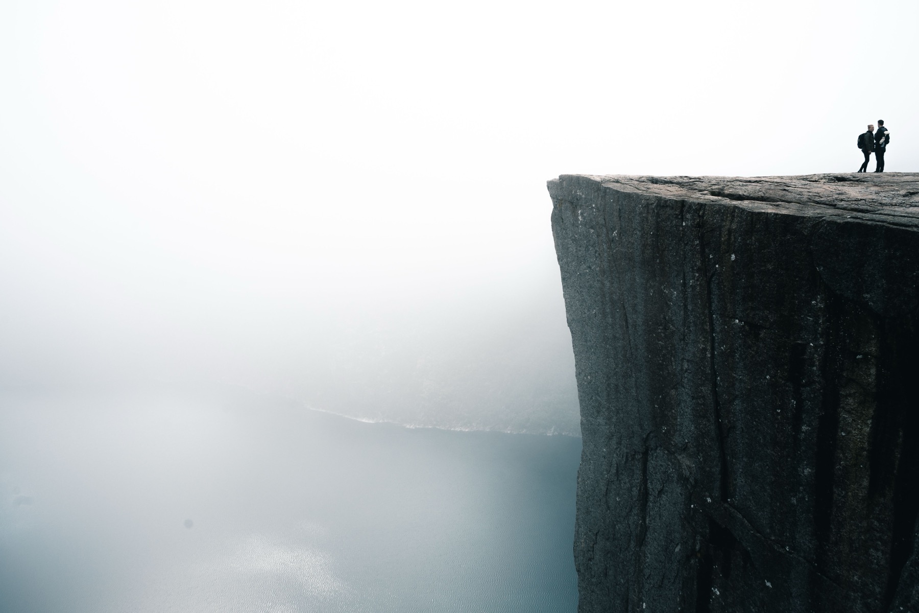 Preikestolen en Norvège : la randonnée vers le Pulpit Rock pas à pas en 2026 10 Le bord de la plateforme et la sécurité