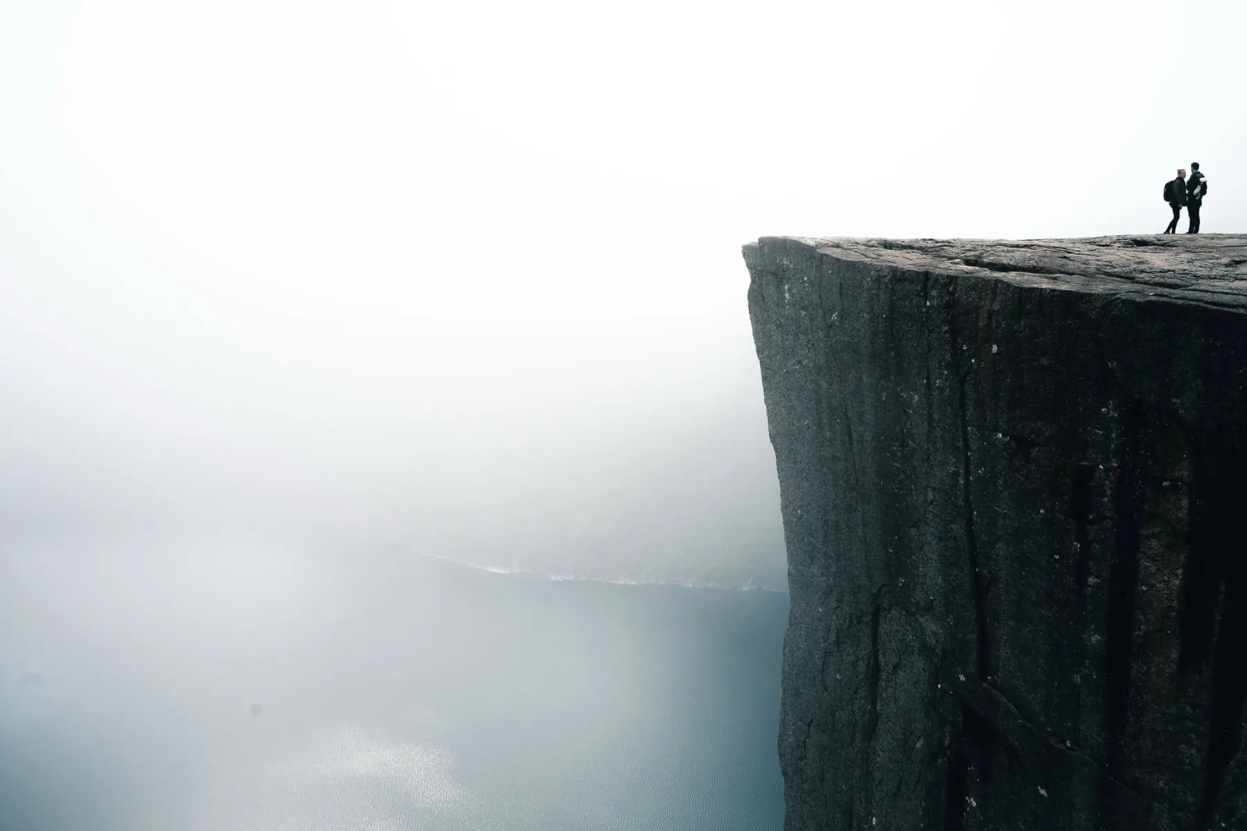Preikestolen: túra a Szószékre lépésről lépésre 2026-ban 10 A plató pereme és a biztonság