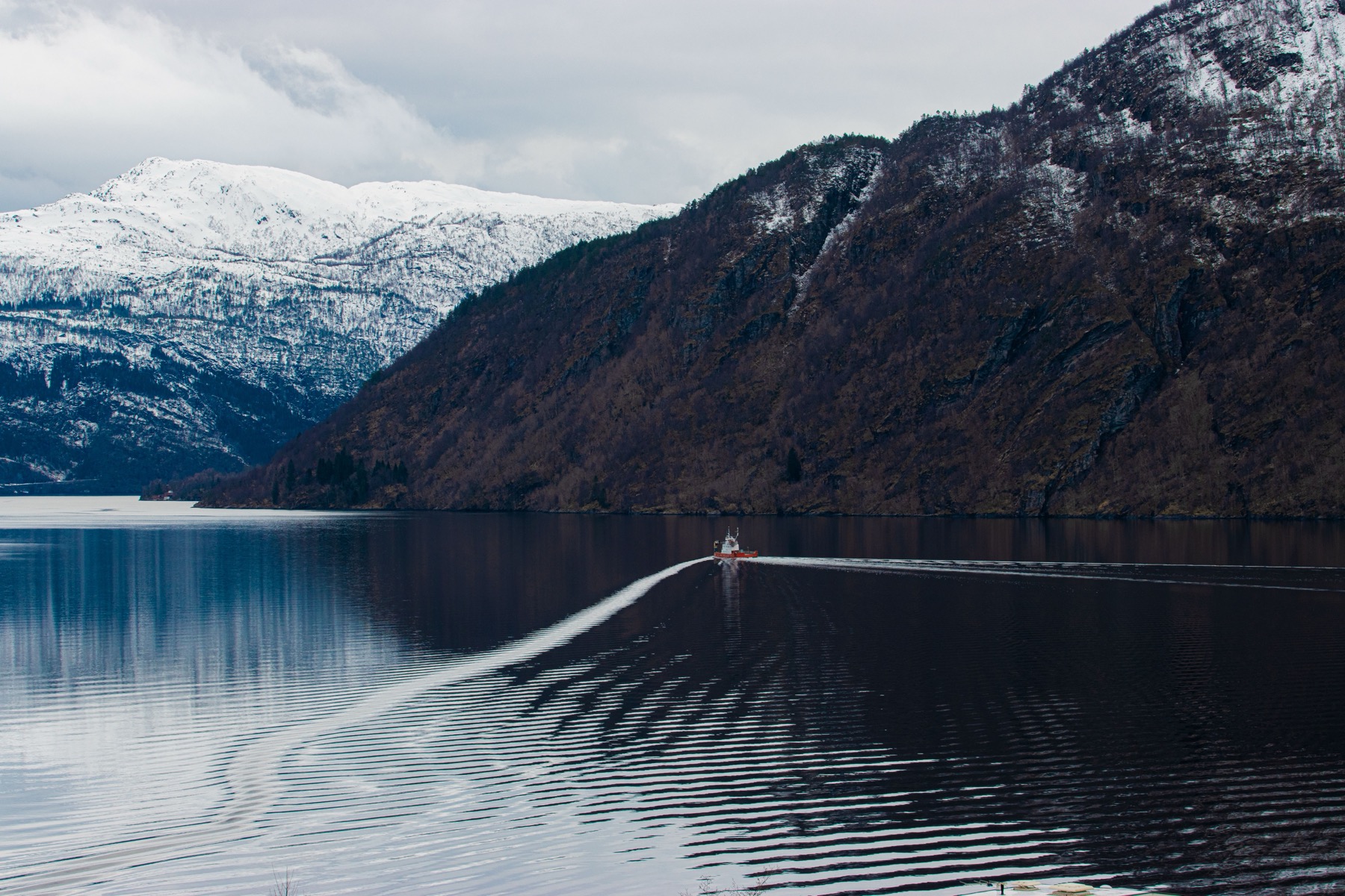 Sognefjord e Nærøyfjord: cosa vedere nel fiordo più lungo della Norvegia nel 2026 6 Navigazione lungo lo stretto Nærøyfjord