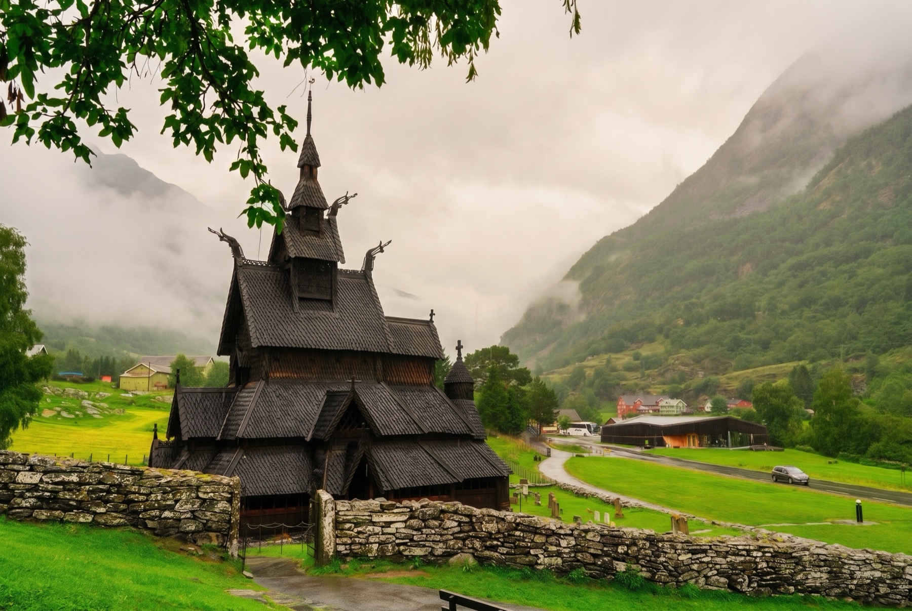 Sognefjord e Nærøyfjord: cosa vedere nel fiordo più lungo della Norvegia nel 2026 13 La chiesa di legno a doghe di Borgund