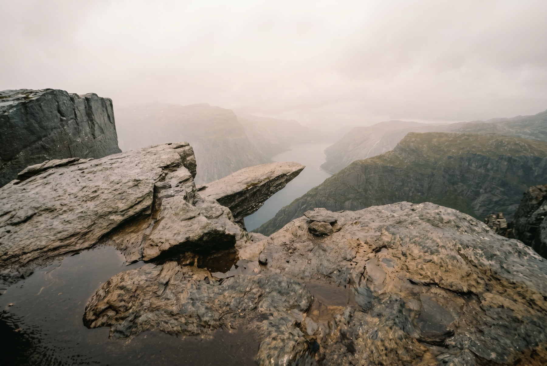 Trolltunga, la lengua de troll sobre el lago Ringedalsvatnet en Noruega