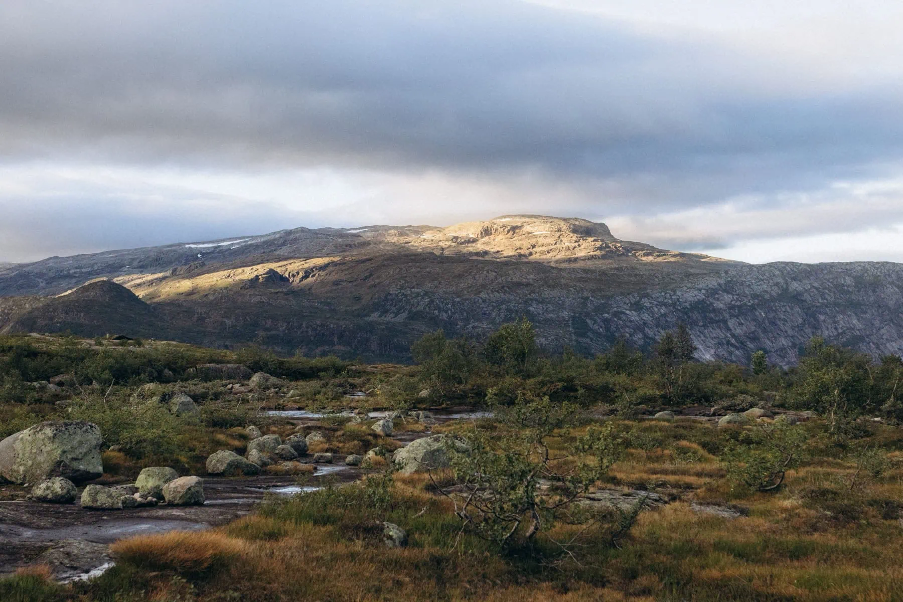 Trolltunga: túra a norvég trollnyelvre lépésről lépésre 2026-ban 6 Ösvény a Trolltunga felé