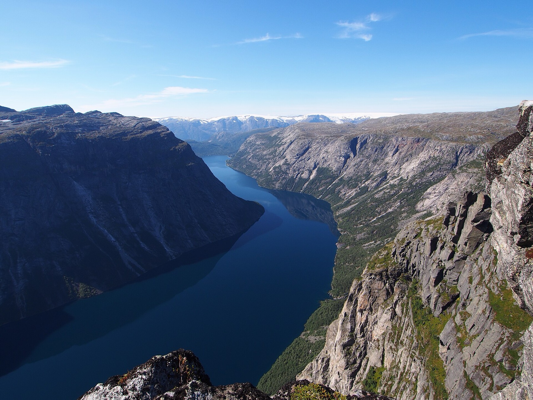 Trolltunga: la ruta a la lengua de troll en Noruega paso a paso en 2026 8 El lago Ringedalsvatnet y el aparcamiento de Trolltunga