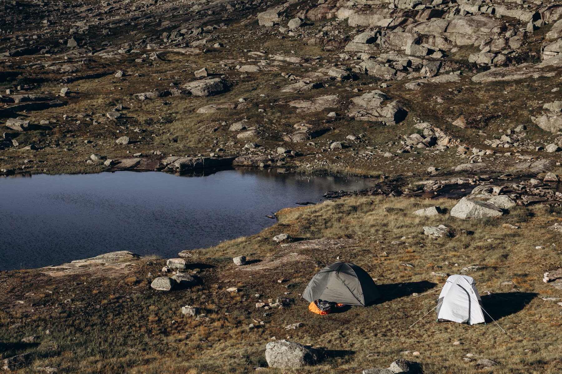 Trolltunga: la ruta a la lengua de troll en Noruega paso a paso en 2026 12 Acampar en tienda en las montañas cerca de Trolltunga