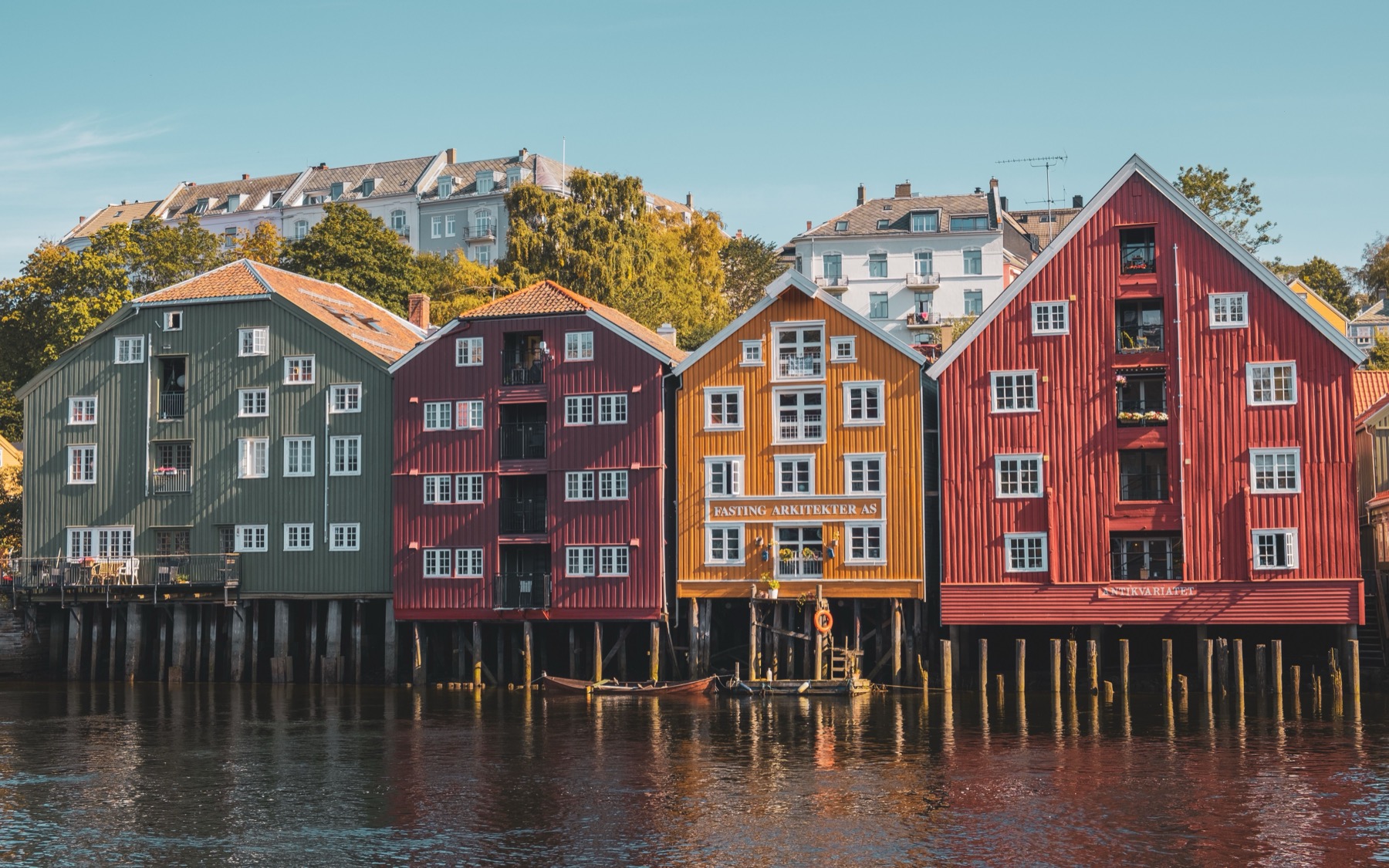Trondheim, Norsko: 12 tipů, co vidět ve městě katedrály Nidaros 7 Historická dřevěná architektura Trondheimu (Stiftsgården)