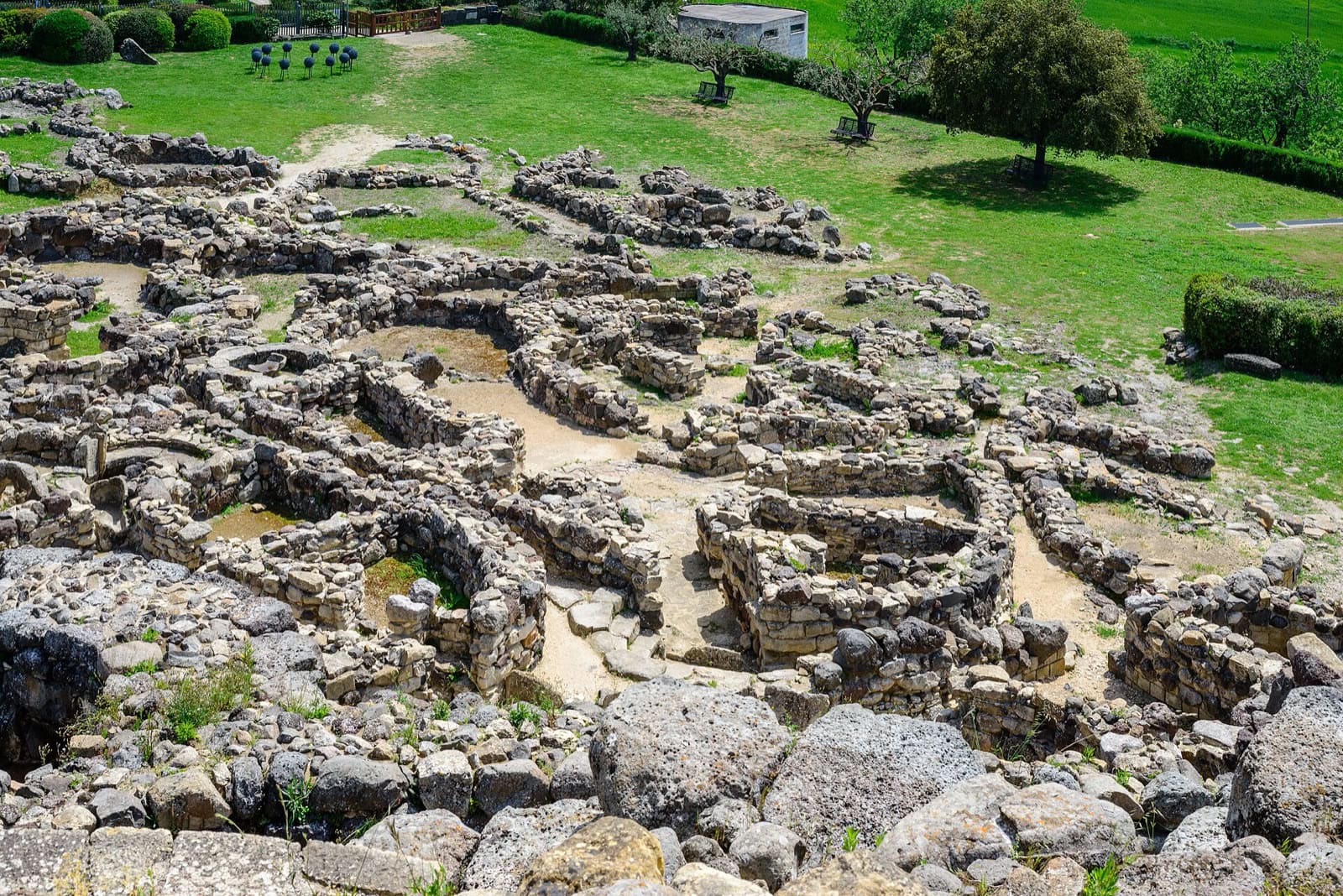 Nuraghi și interiorul misterios al Sardiniei: 10 lucruri de știut 2 Complexul nuragic Su Nuraxi di Barumini, înscris în UNESCO