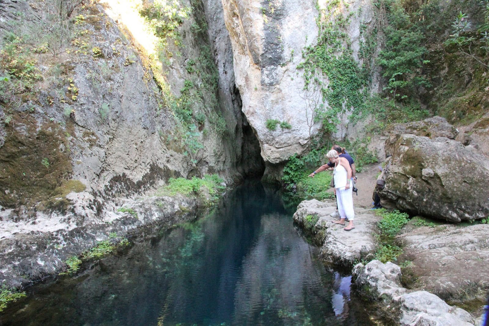 Nuraghi și interiorul misterios al Sardiniei: 10 lucruri de știut 10 Izvorul carstic Su Gologone lângă Oliena