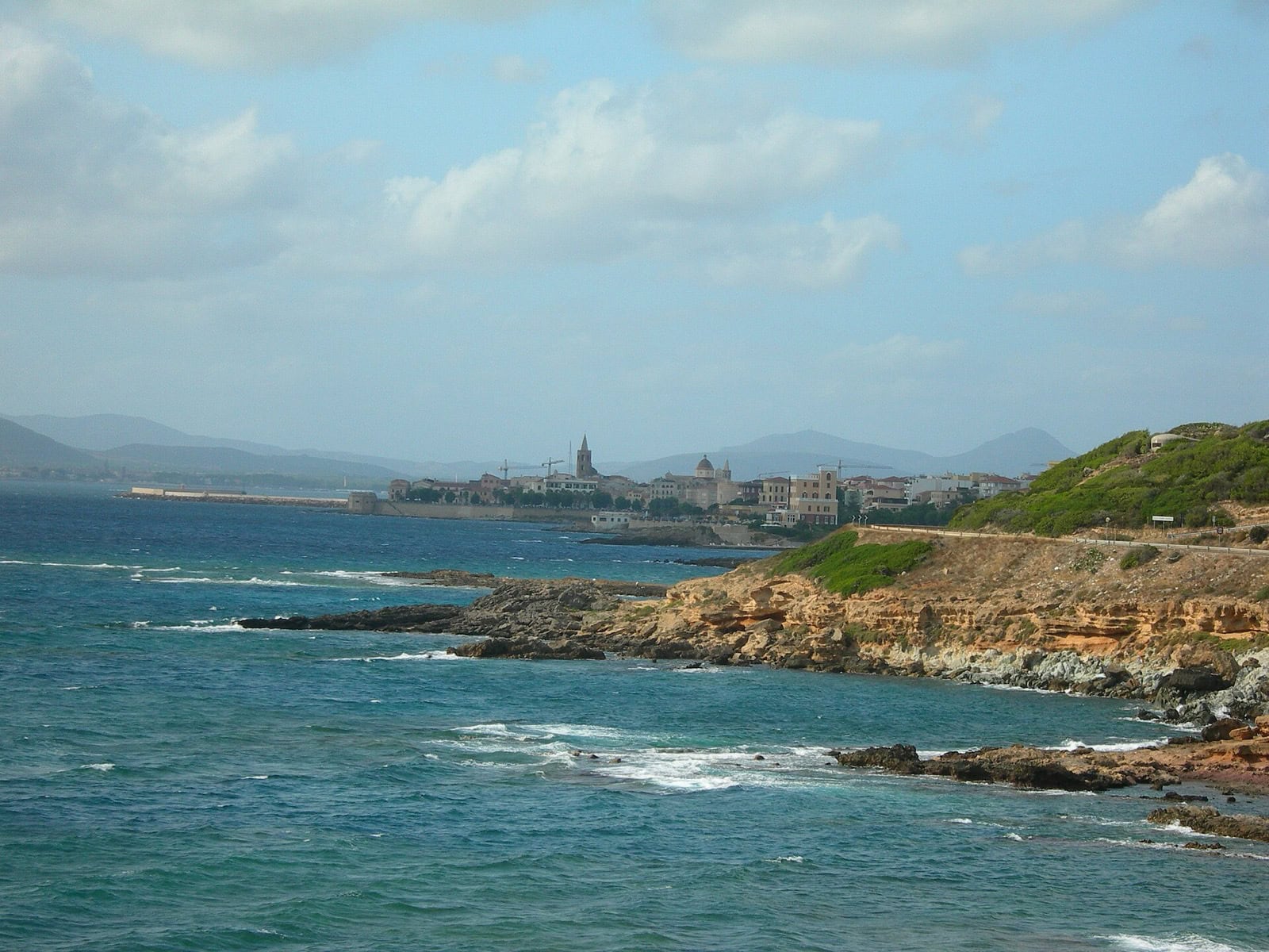 Alghero, Sardinia: 12 lucruri de văzut și făcut 2026 3 Panorama centrului istoric al Algherului văzut dinspre mare