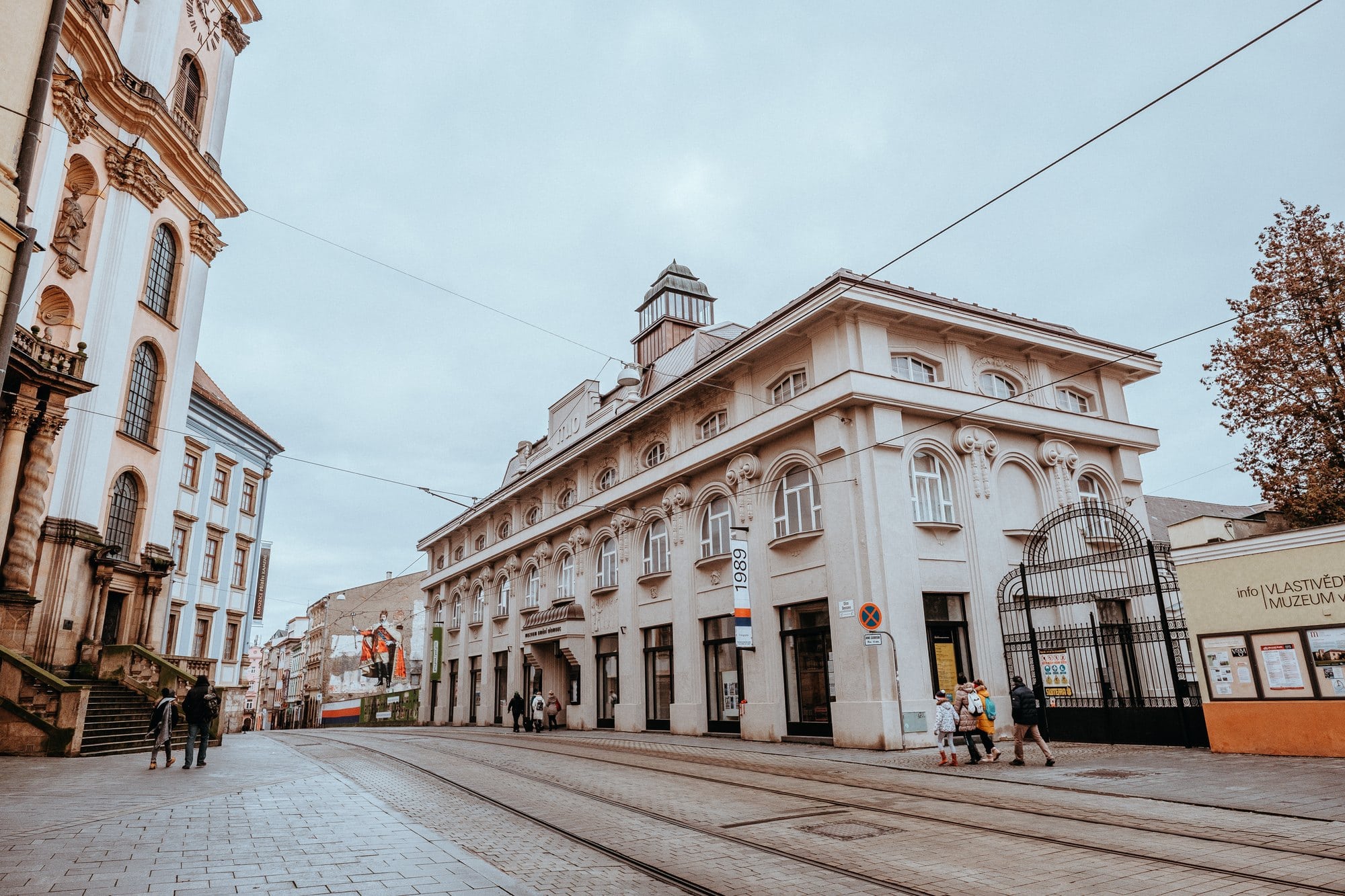 Olomouc, Cehia: 14 lucruri de văzut în oraș în 2026 2 Piața de Sus din Olomouc cu primăria istorică și șinele de tramvai