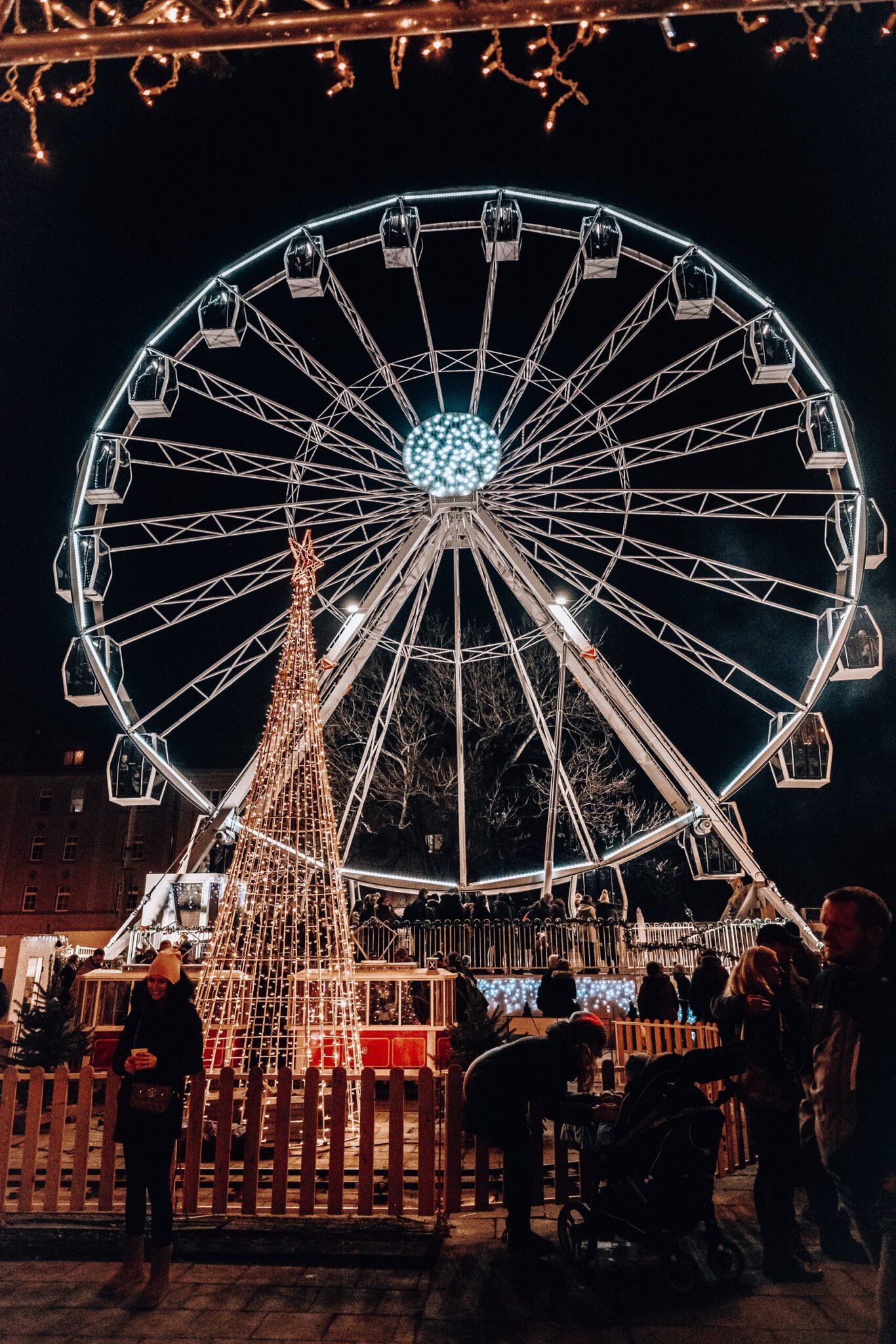 Olomouc, Cehia: 14 lucruri de văzut în oraș în 2026 7 Roata panoramică la târgurile de Advent din Olomouc